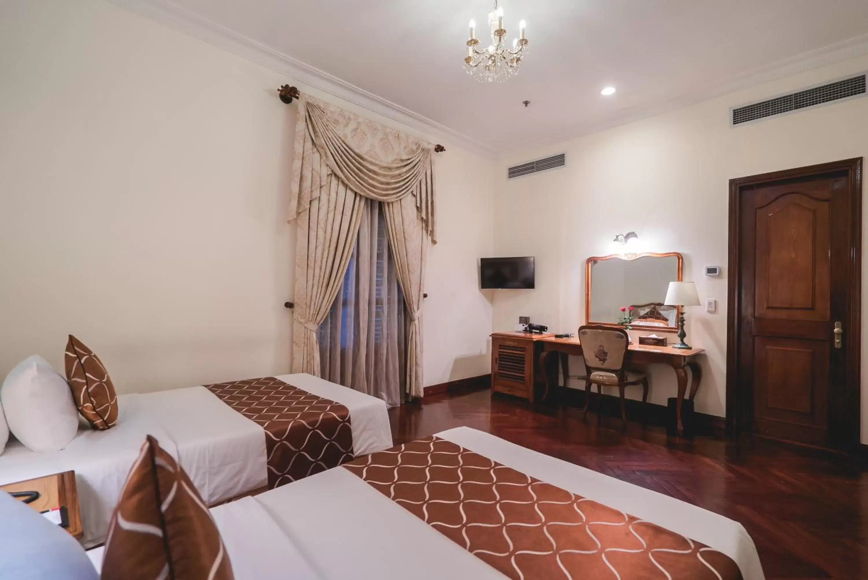 Bedroom, TV/Entertainment Center in Hotel Grand Saigon