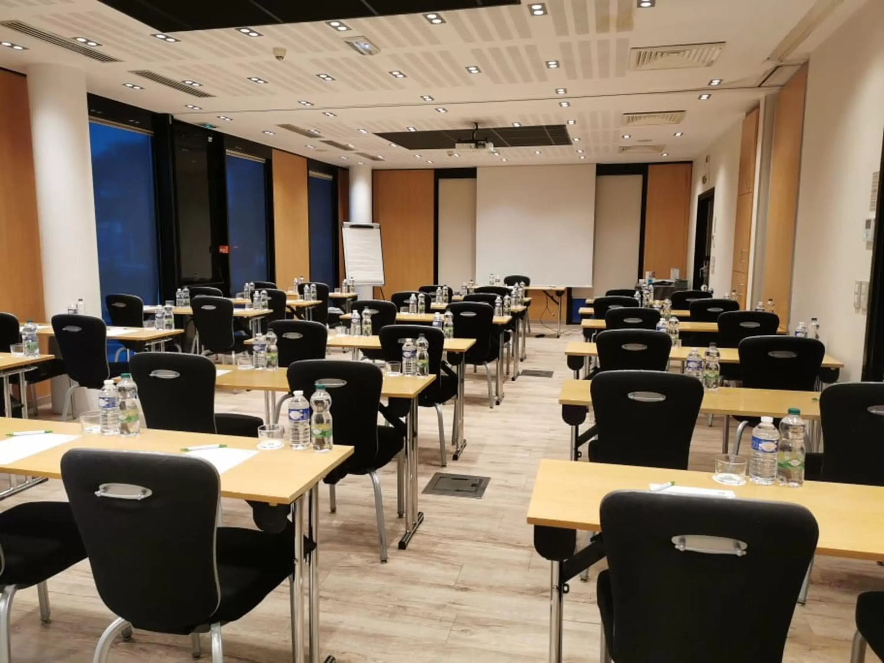 Meeting/conference room in Holiday Inn Bordeaux Sud - Pessac, an IHG Hotel