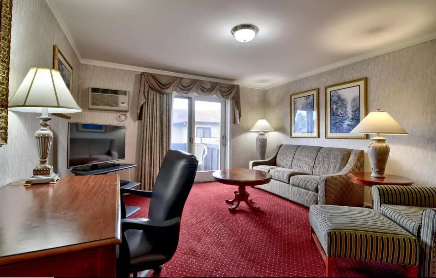 Living room, Seating Area in Roosevelt Inn & Suites Saratoga Springs