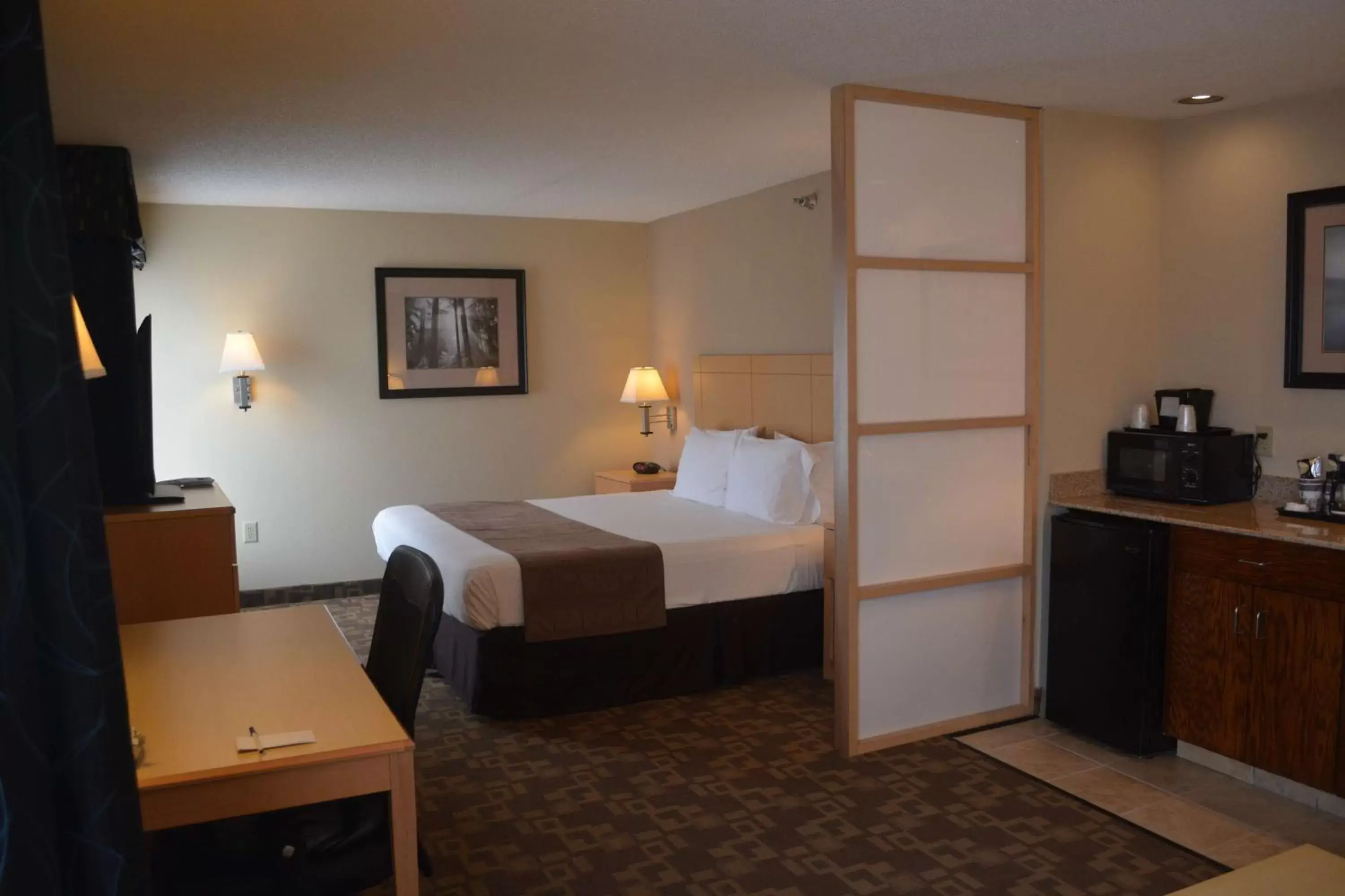 Photo of the whole room, Bed in SureStay Plus Hotel by Best Western Roanoke Rapids I-95