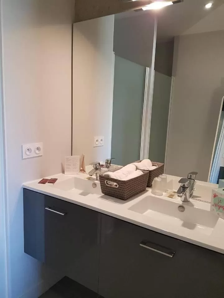 Bathroom in Logis La Bourrine