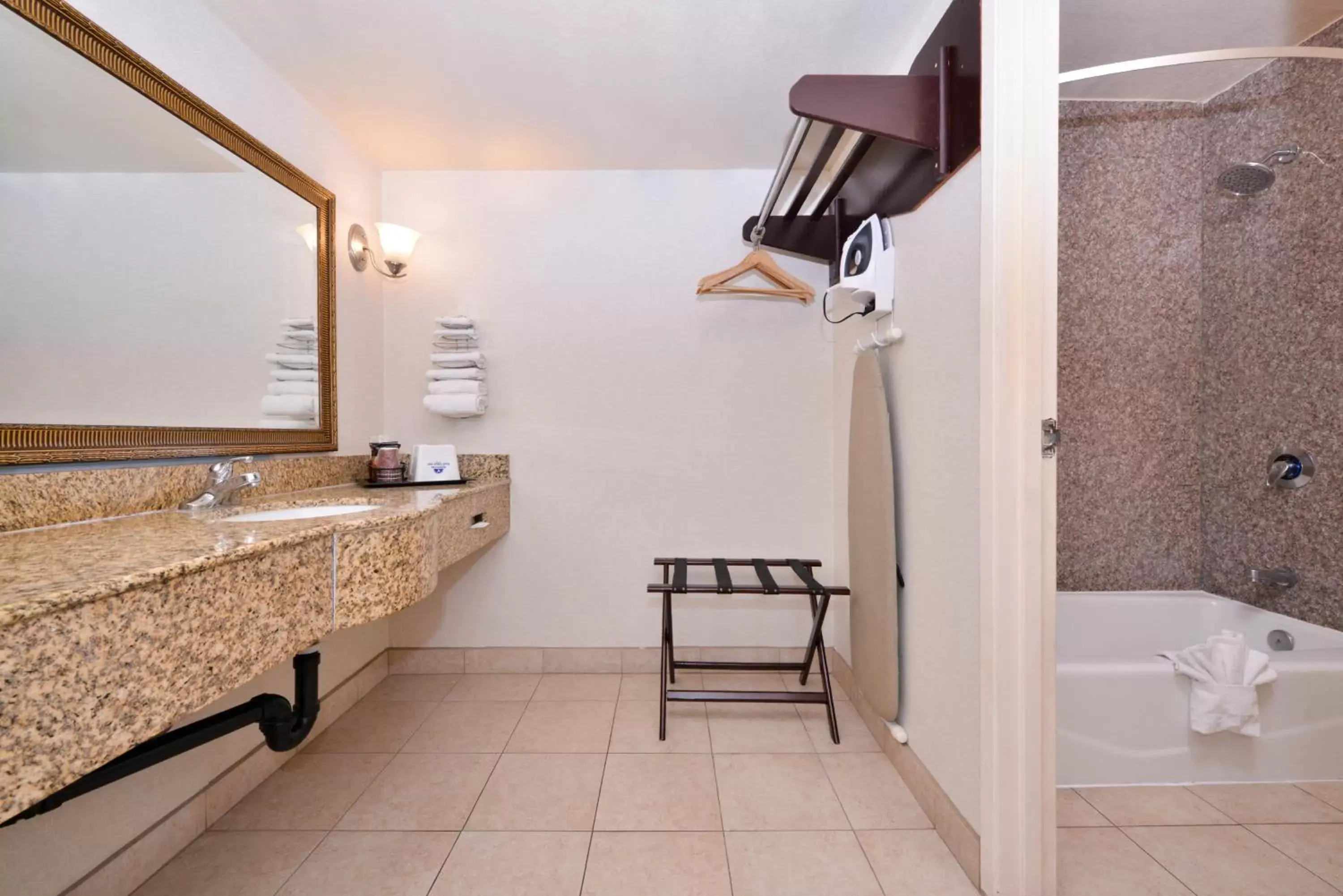 Shower, Bathroom in Hotel Heritage
