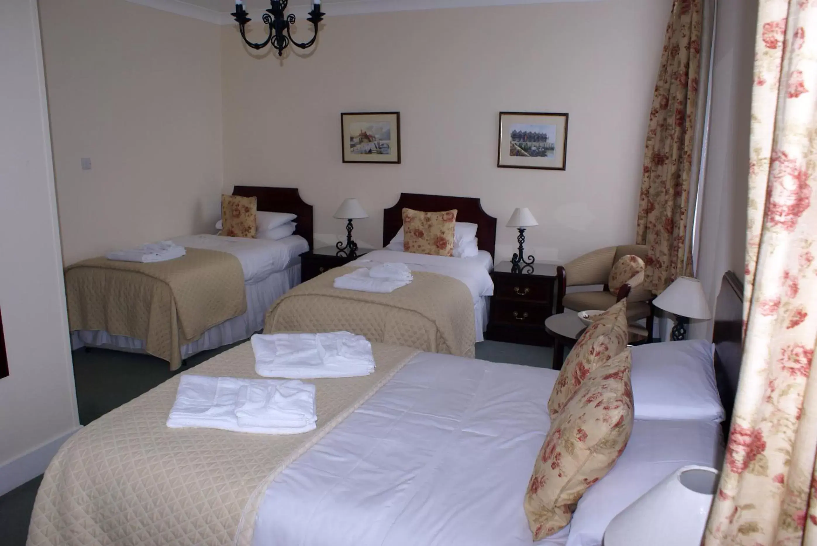 Bedroom, Bed in Castle House Hotel