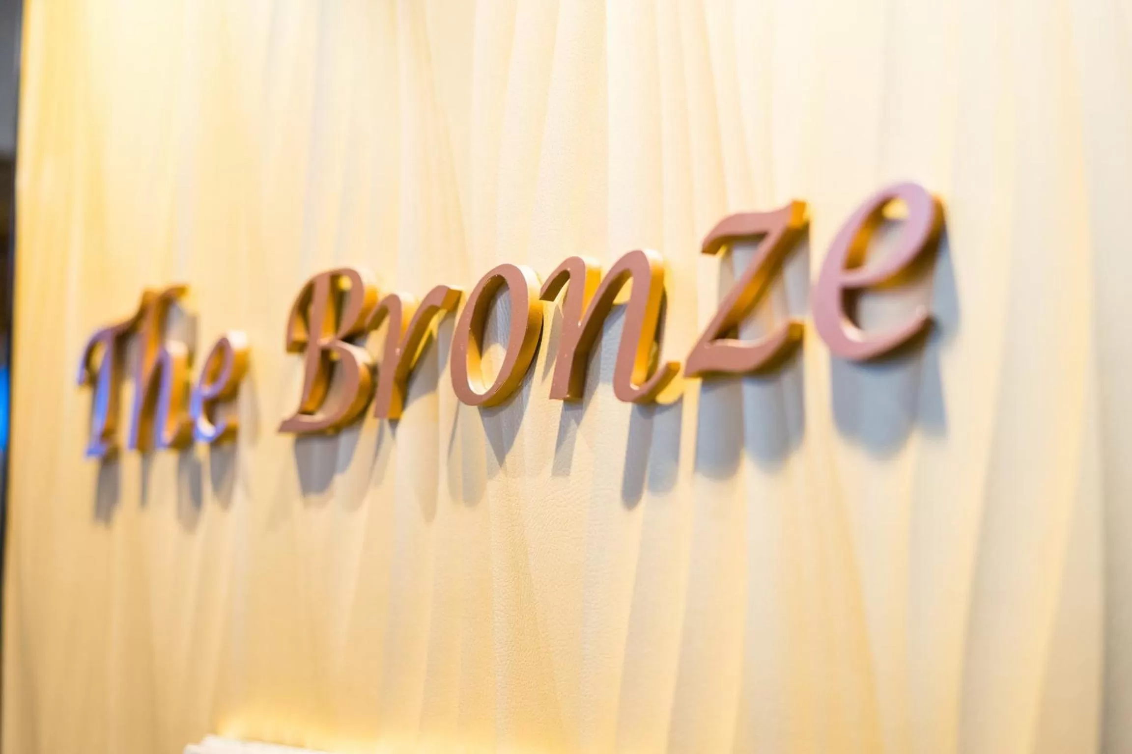 Restaurant/places to eat in Samran Place Hotel