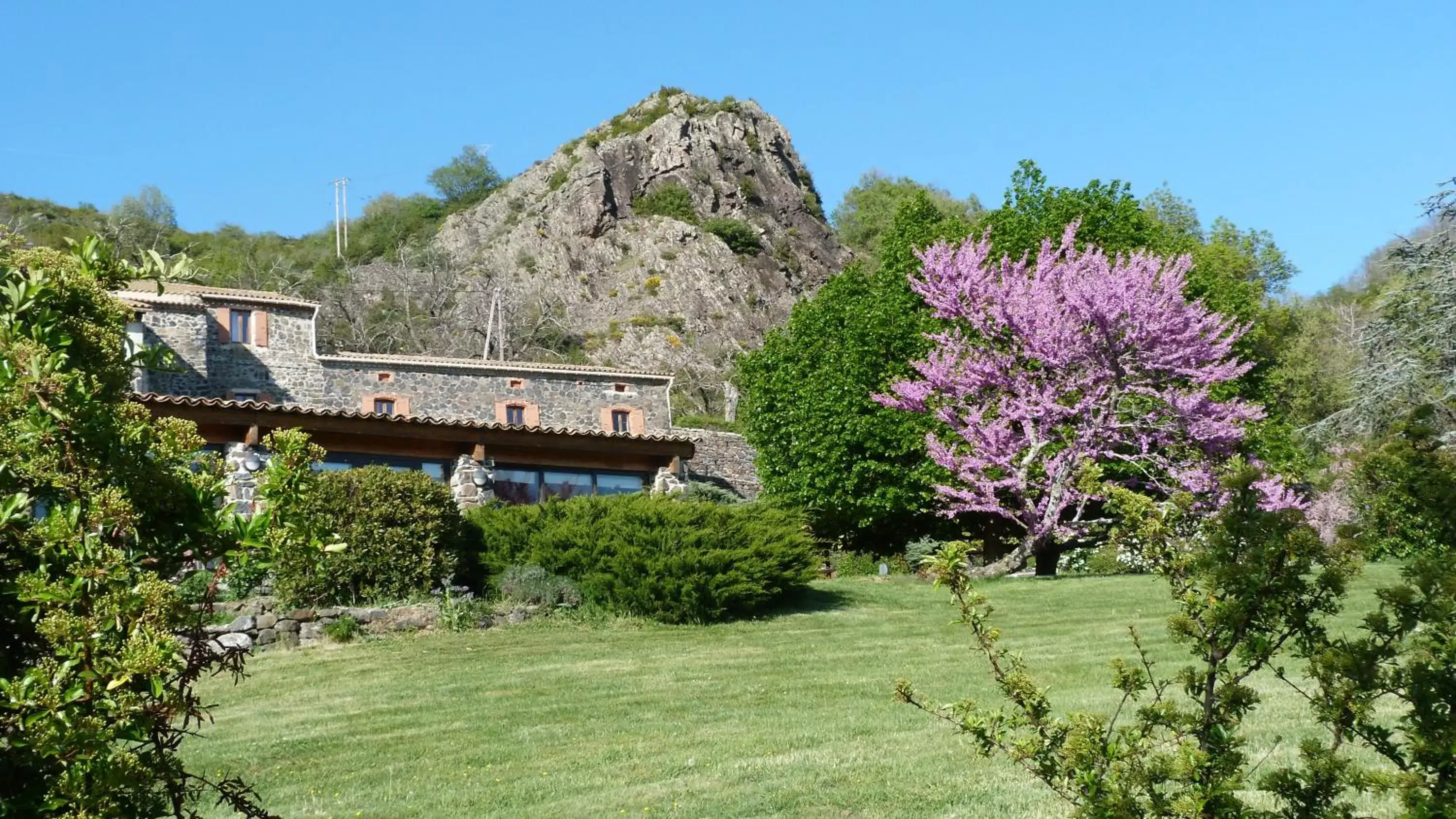 Property Building in Logis Hôtel-restaurant La Mère Biquette