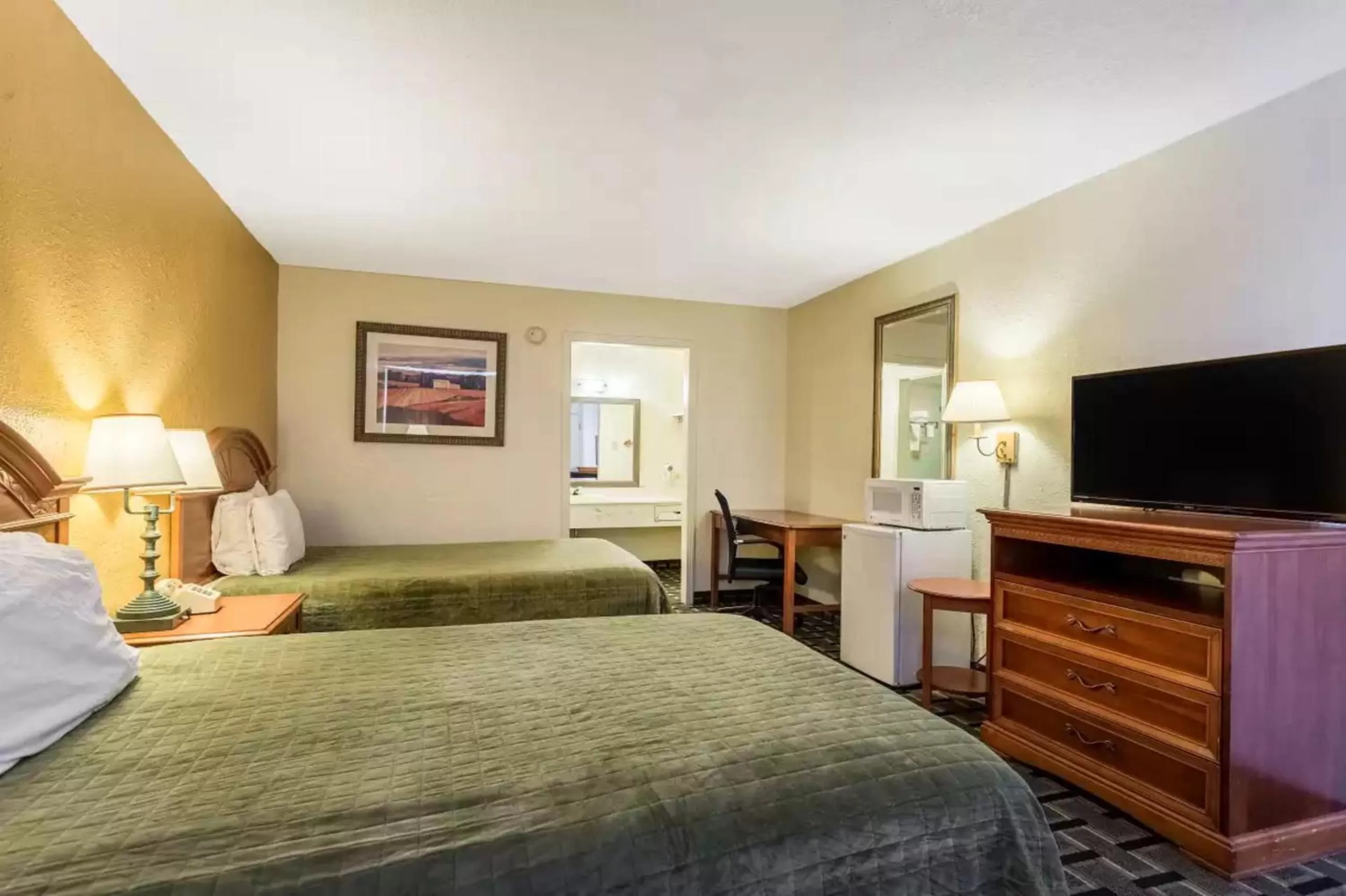 Photo of the whole room, Bed in Rodeway Inn Denmark-Jackson