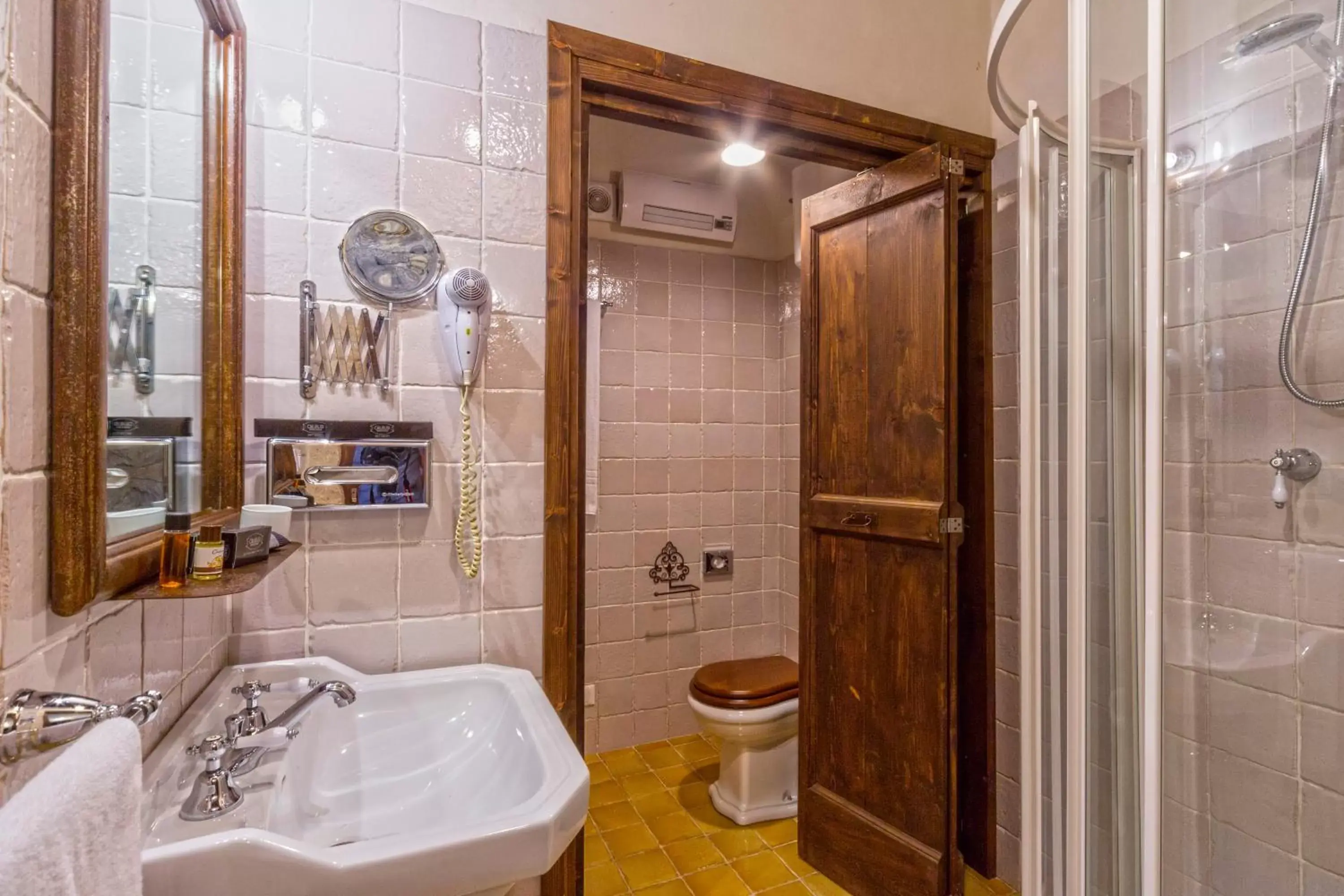 Bathroom in Masseria Fortificata Lo Zafferaneto