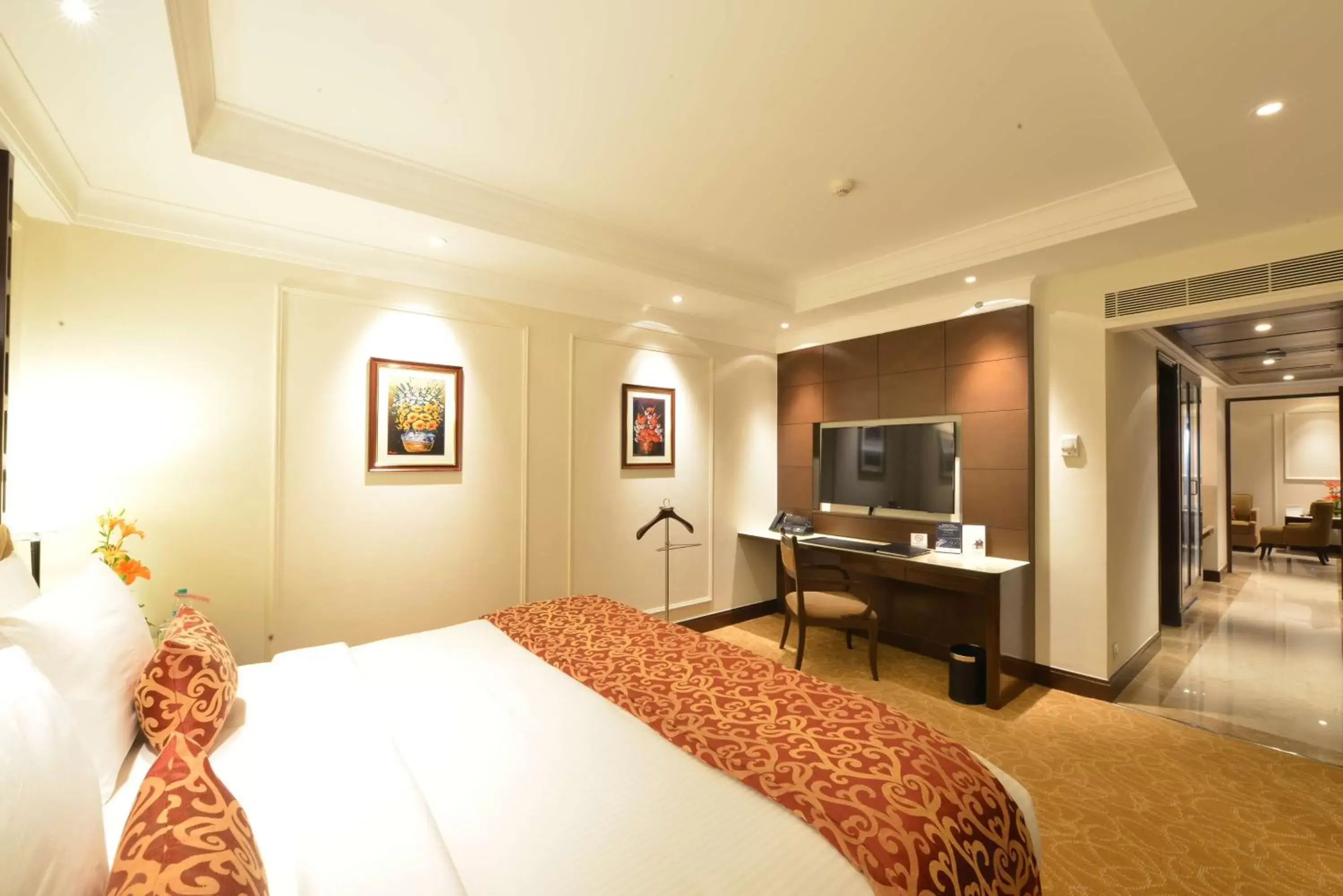 Photo of the whole room, Bed in Ramada Plaza Chennai
