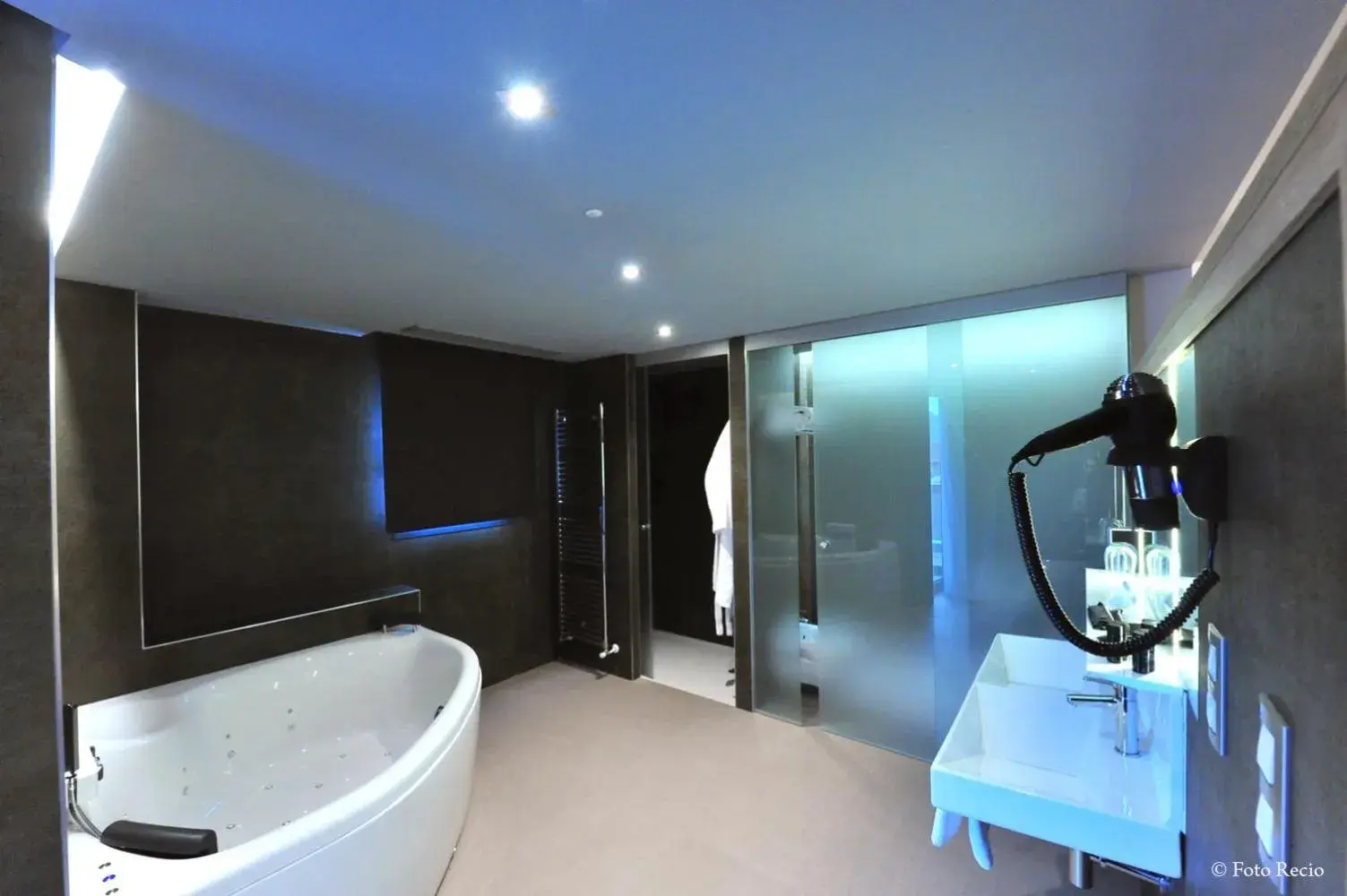 Shower, Bathroom in Hotel & Spa Ciudad de Bin¿r