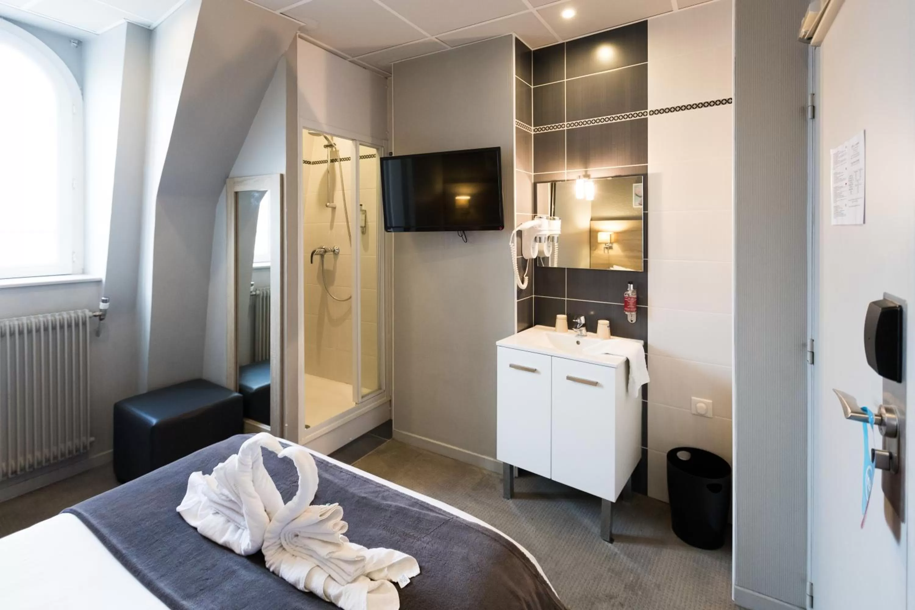 Shower, Bed in Hotel de la Terrasse