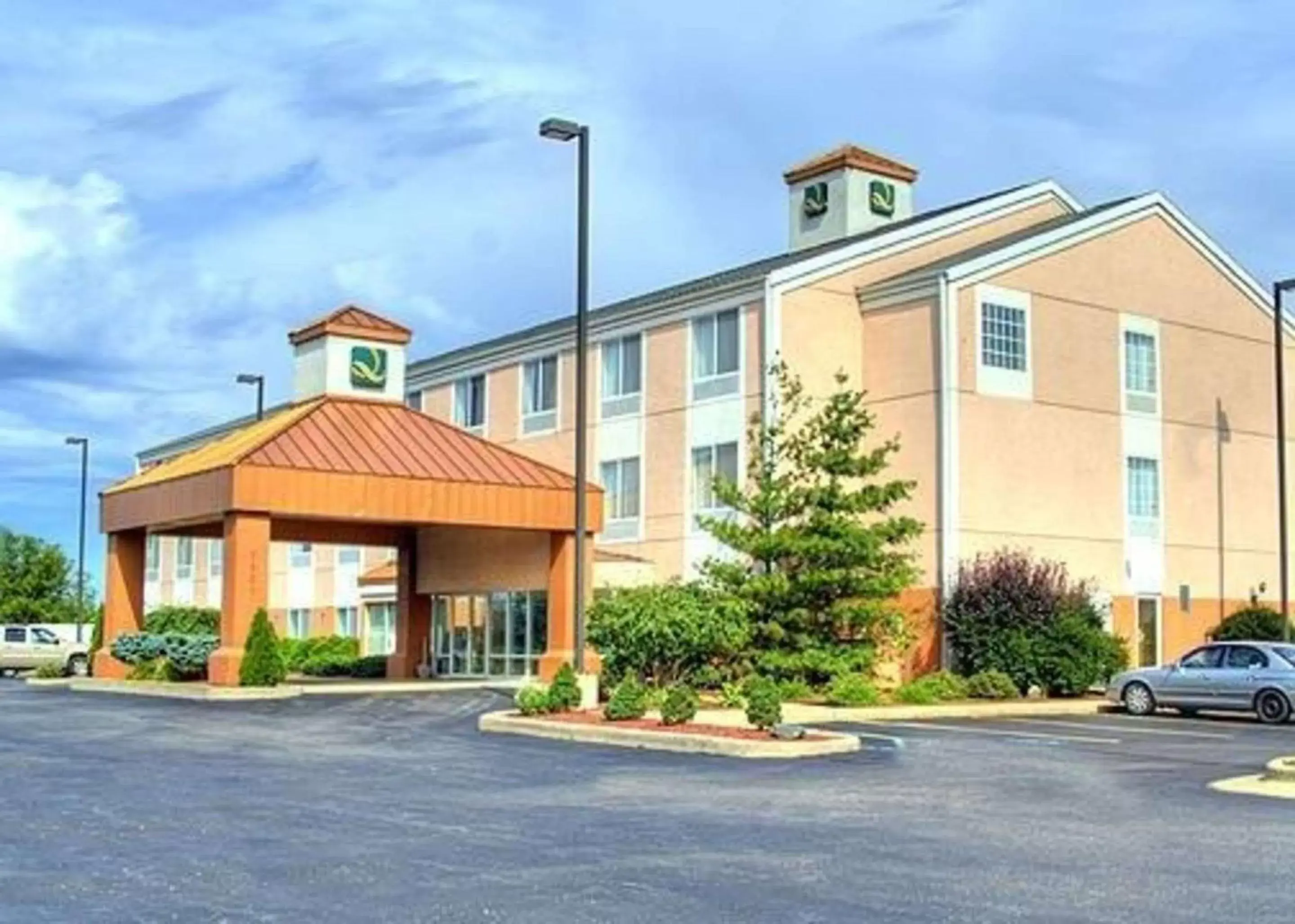 Property building in Quality Inn Kalamazoo near Wings Stadium Property building in Quality Inn Kalamazoo near Wings Stadium