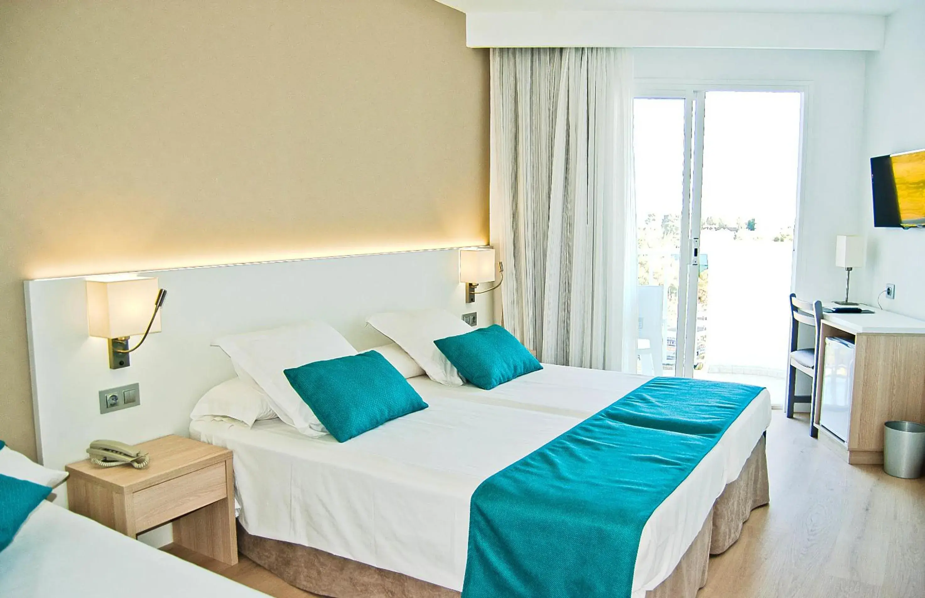 Photo of the whole room, Bed in BQ Delfín Azul Hotel