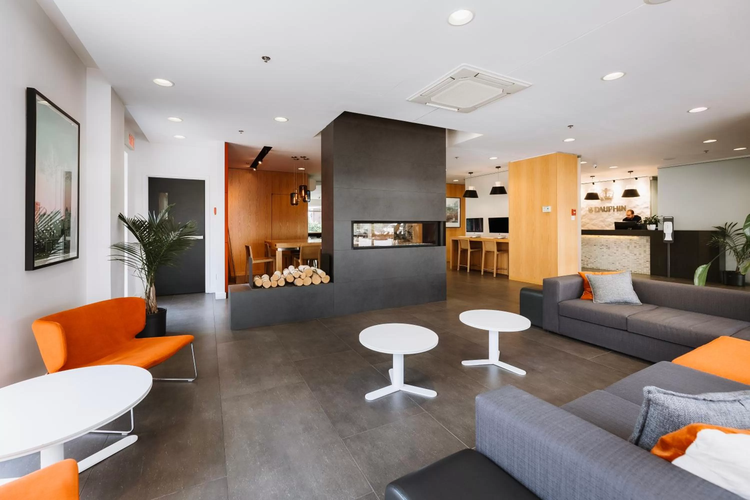 Lobby or reception in Le Dauphin Montréal-Longueuil