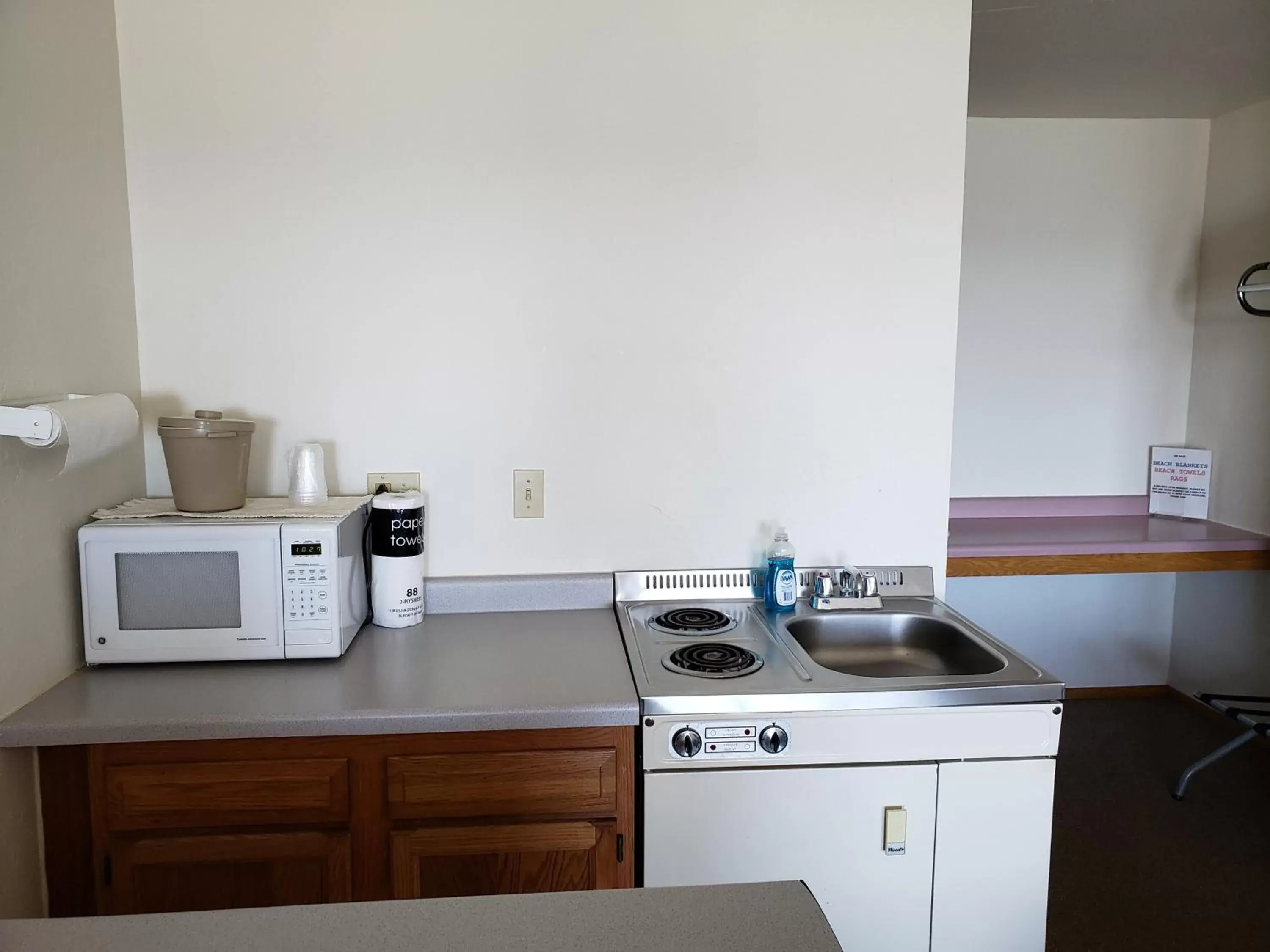 Kitchen/Kitchenette in Algoma Beach Motel