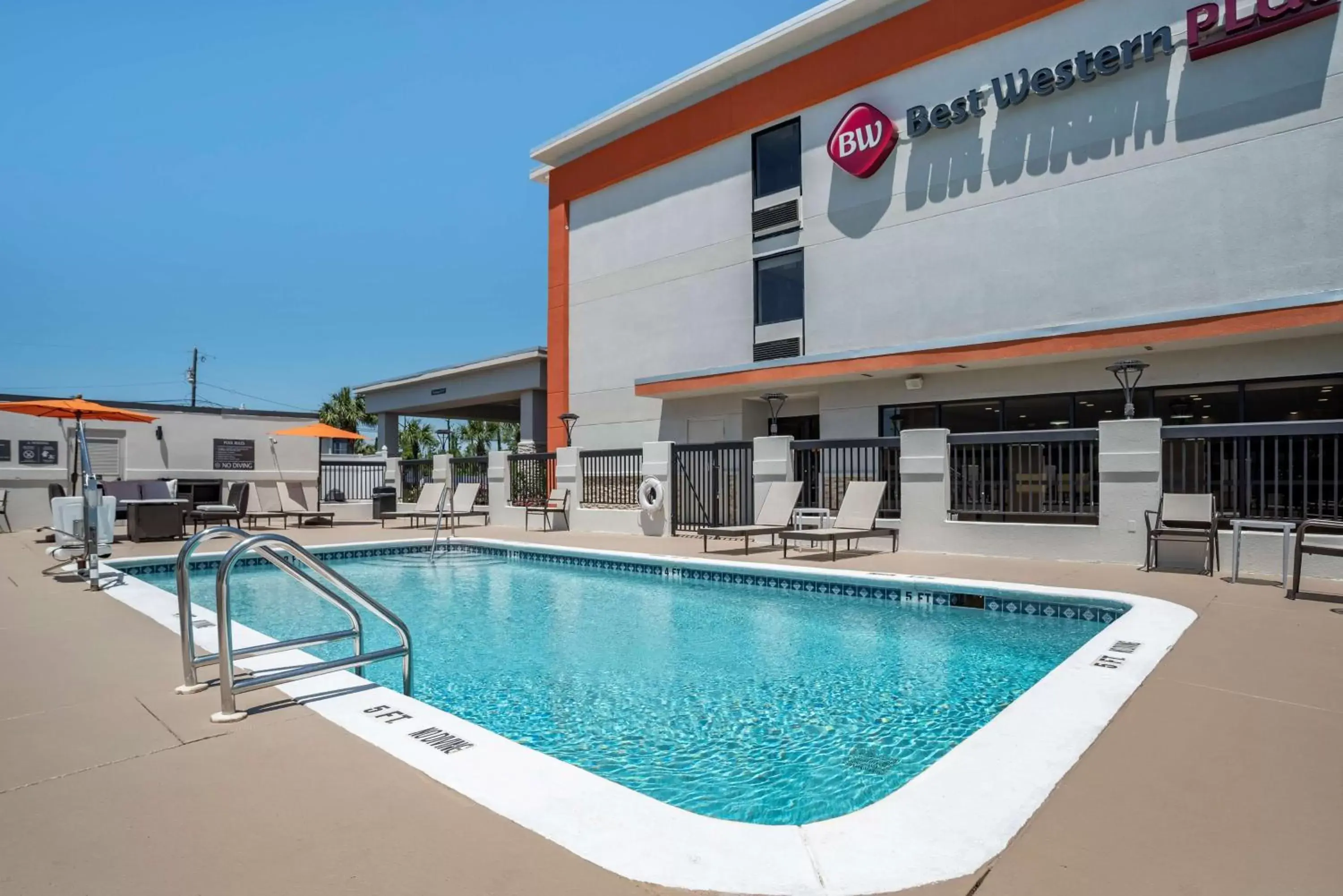 Pool view in Best Western Plus Panama City Hotel Pool view in Best Western Plus Panama City Hotel