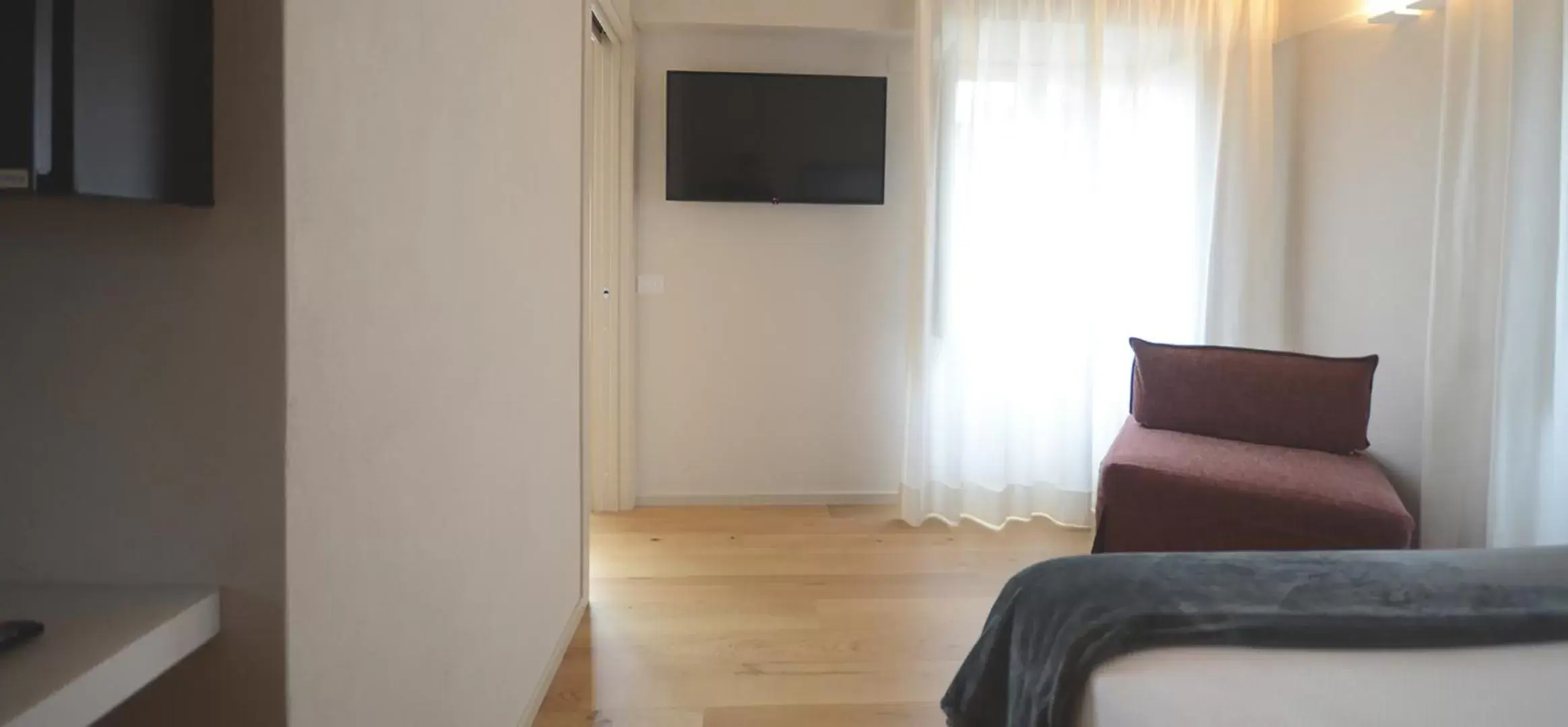 Bed, TV/Entertainment Center in Albergo Centrale