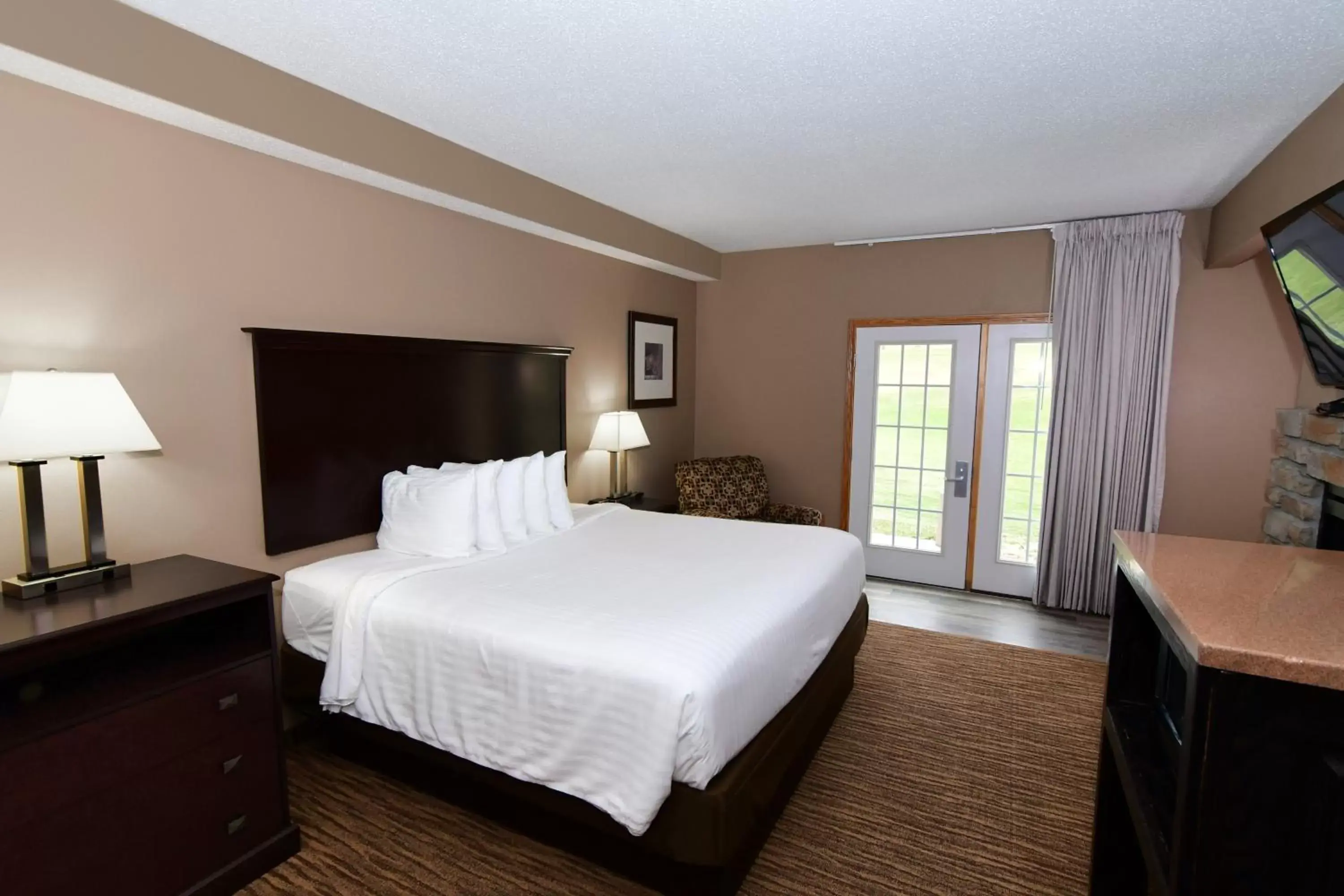 Bed in Cobblestone Inn & Suites - Denison | Majestic Hills