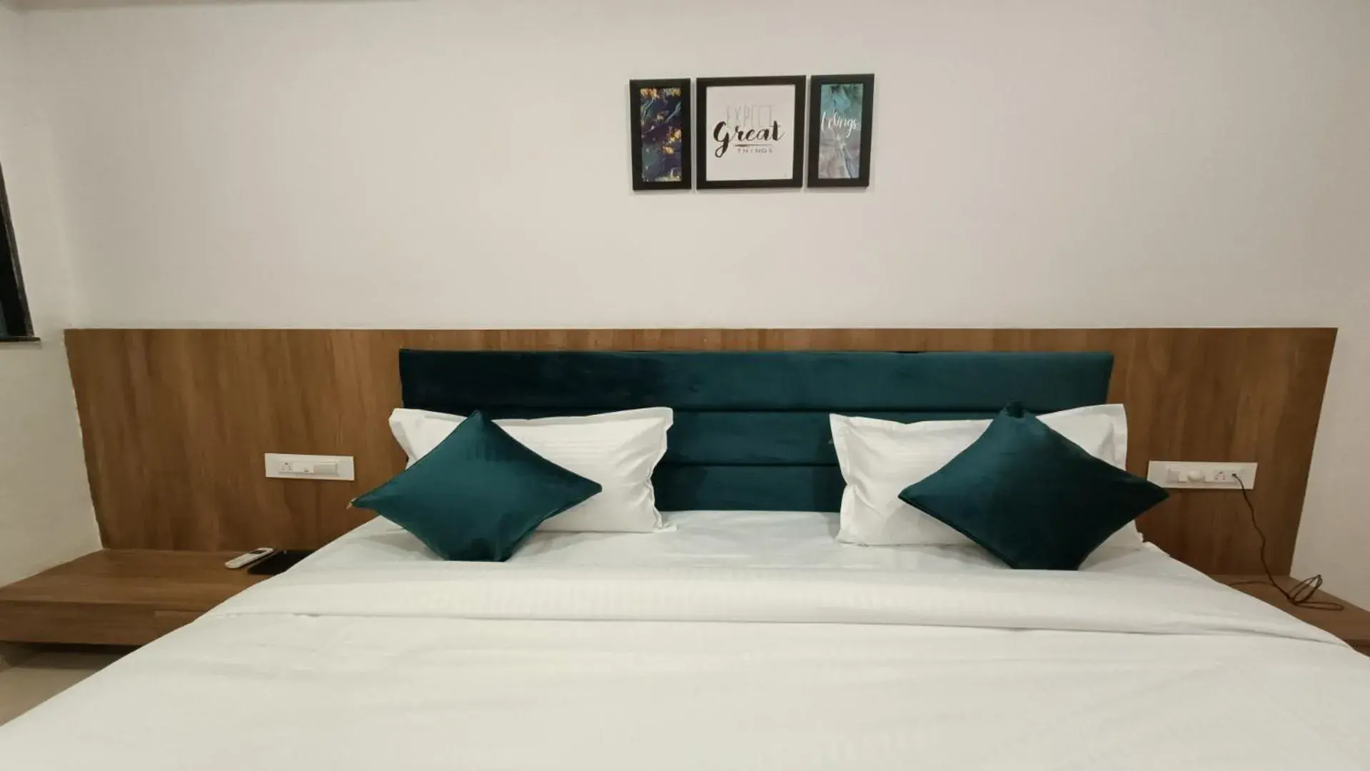 Bed in Hotel Raas Inn, New Hotel