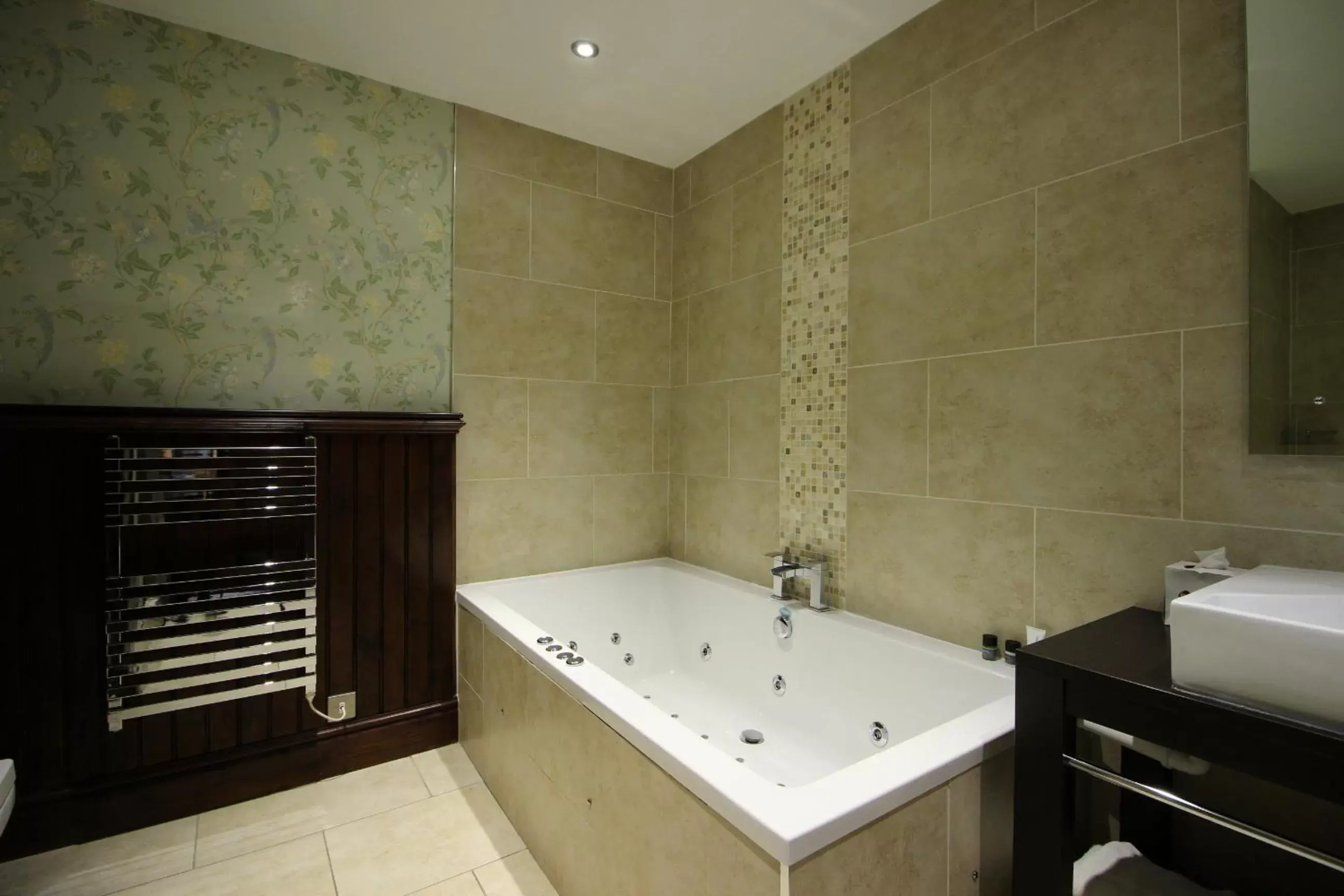 Bathroom in Best Western Plus Pastures Hotel