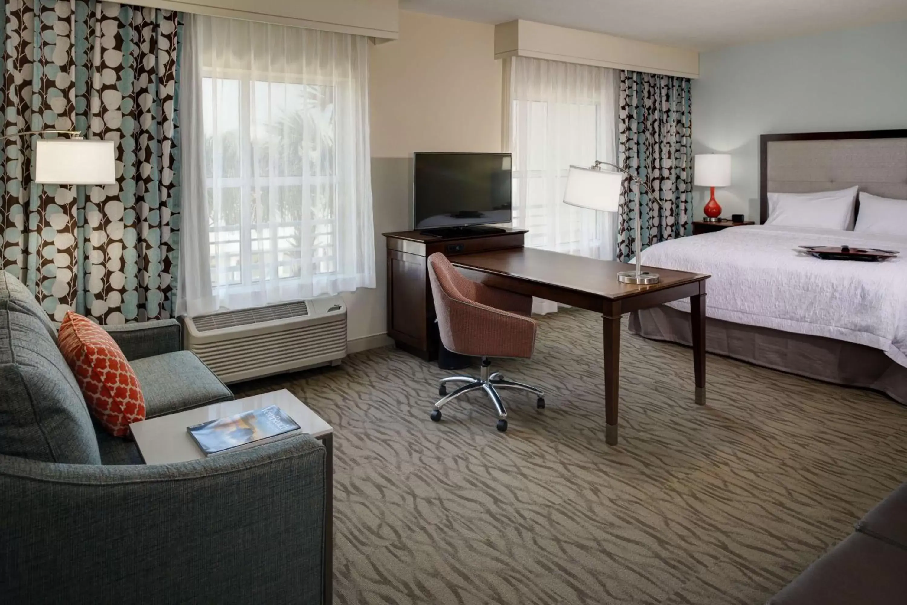 Bedroom, TV/Entertainment Center in Hampton Inn and Suites by Hilton Vero Beach-Downtown