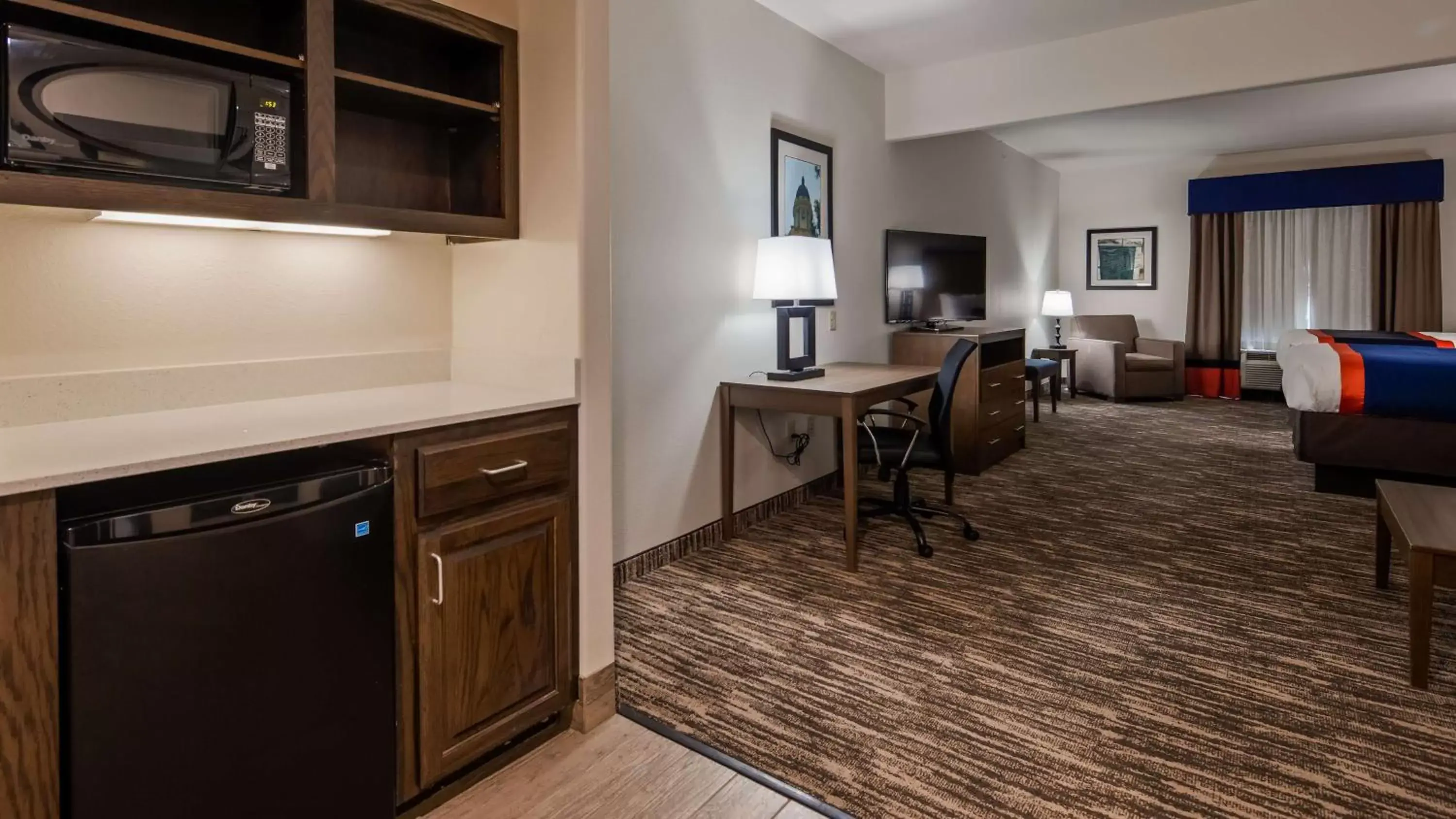 Photo of the whole room, Kitchen/Kitchenette in Best Western Plus Ardmore Inn & Suites