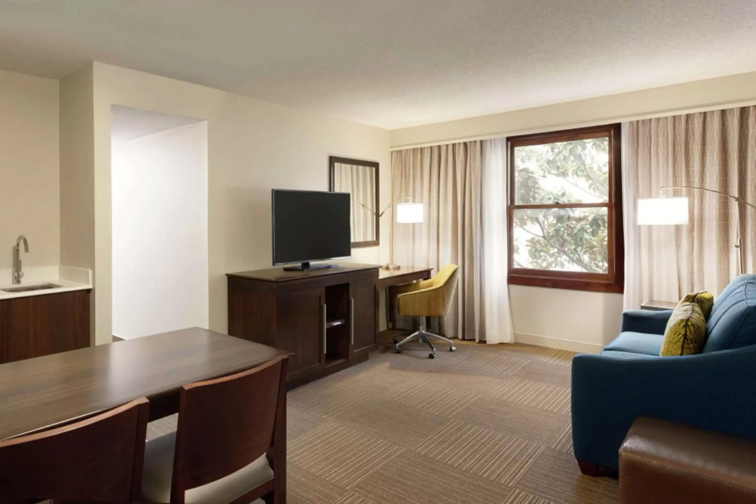 Bedroom, TV/Entertainment Center in Hampton Inn and Suites Springdale