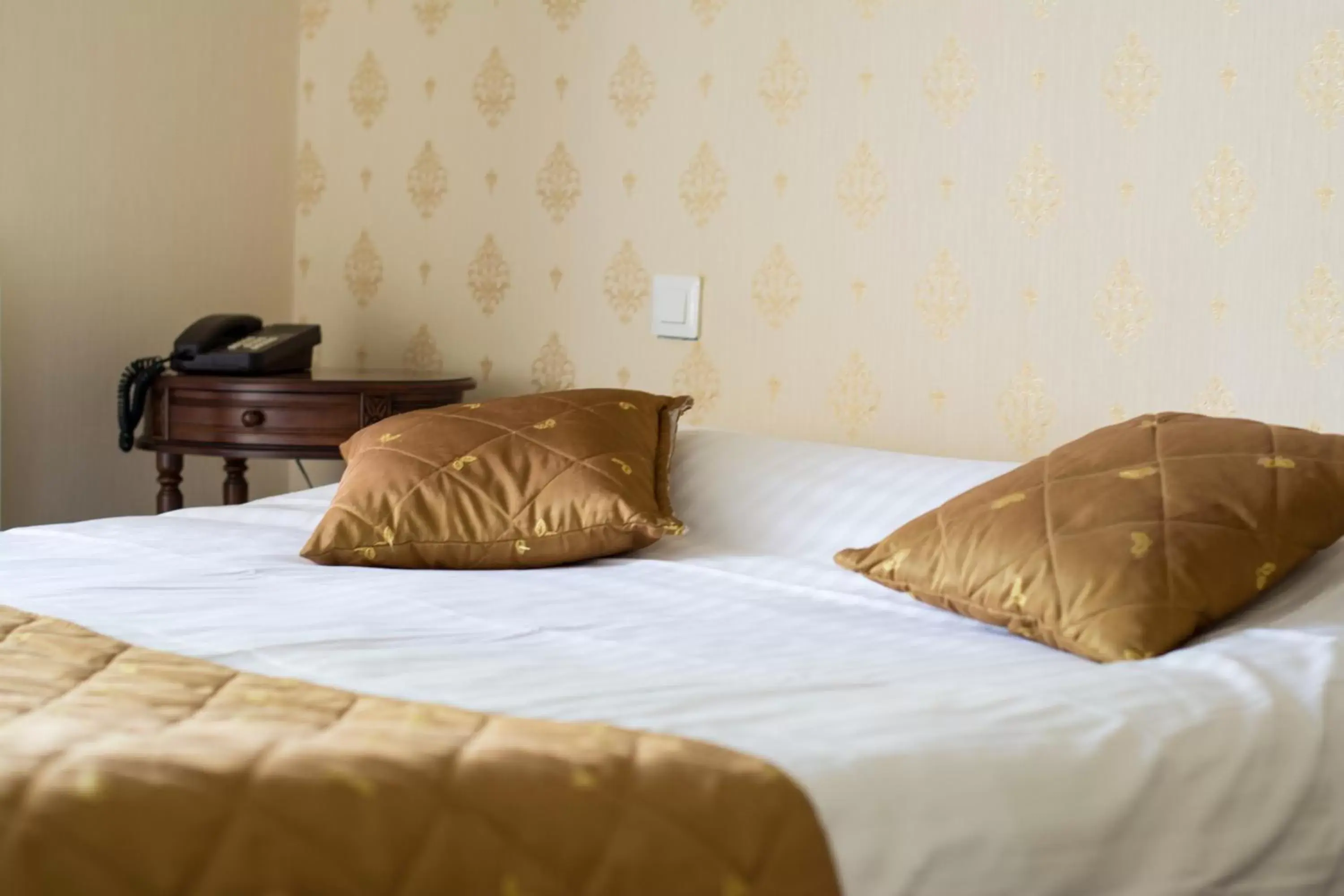 Decorative detail, Bed in The Originals Boutique, Hôtel Le George , Loches