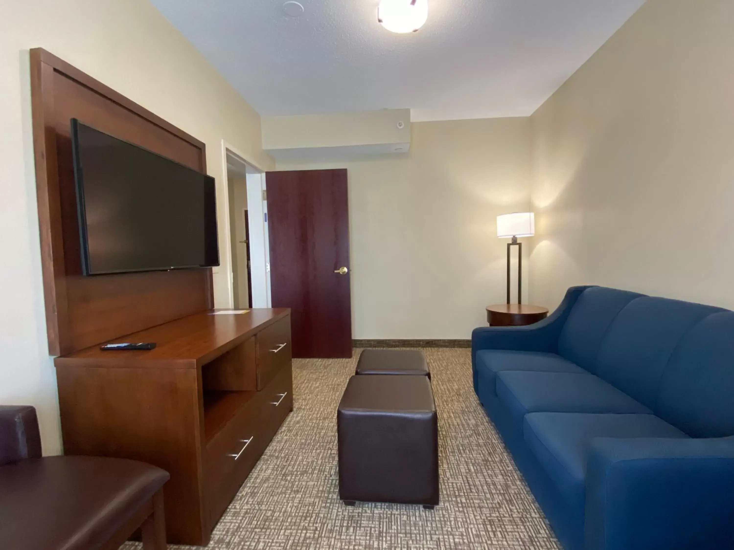 Living room, Seating Area in Comfort Inn East Windsor - Springfield