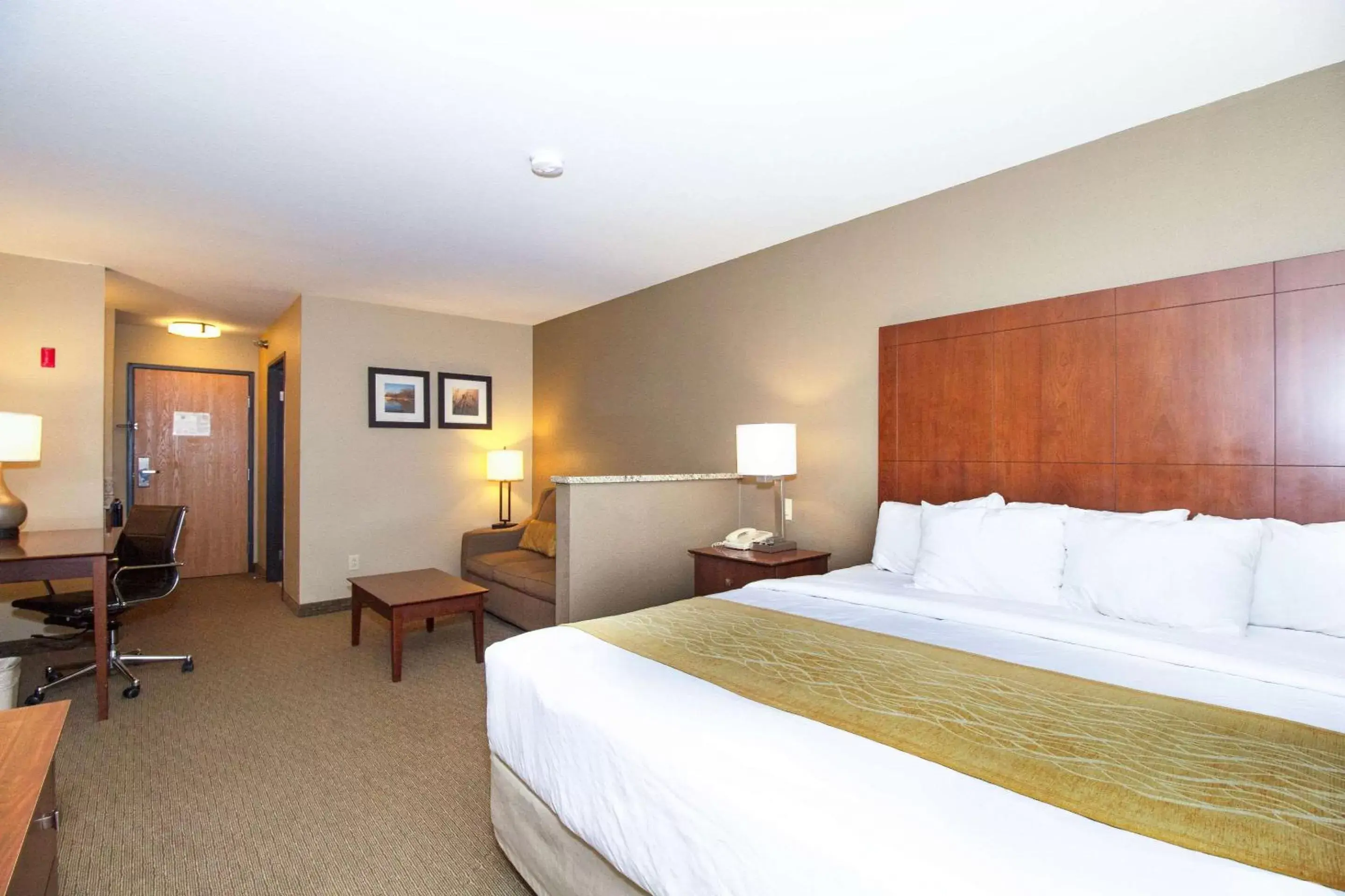 Bedroom, Bed in Comfort Inn & Suites East Moline near I-80