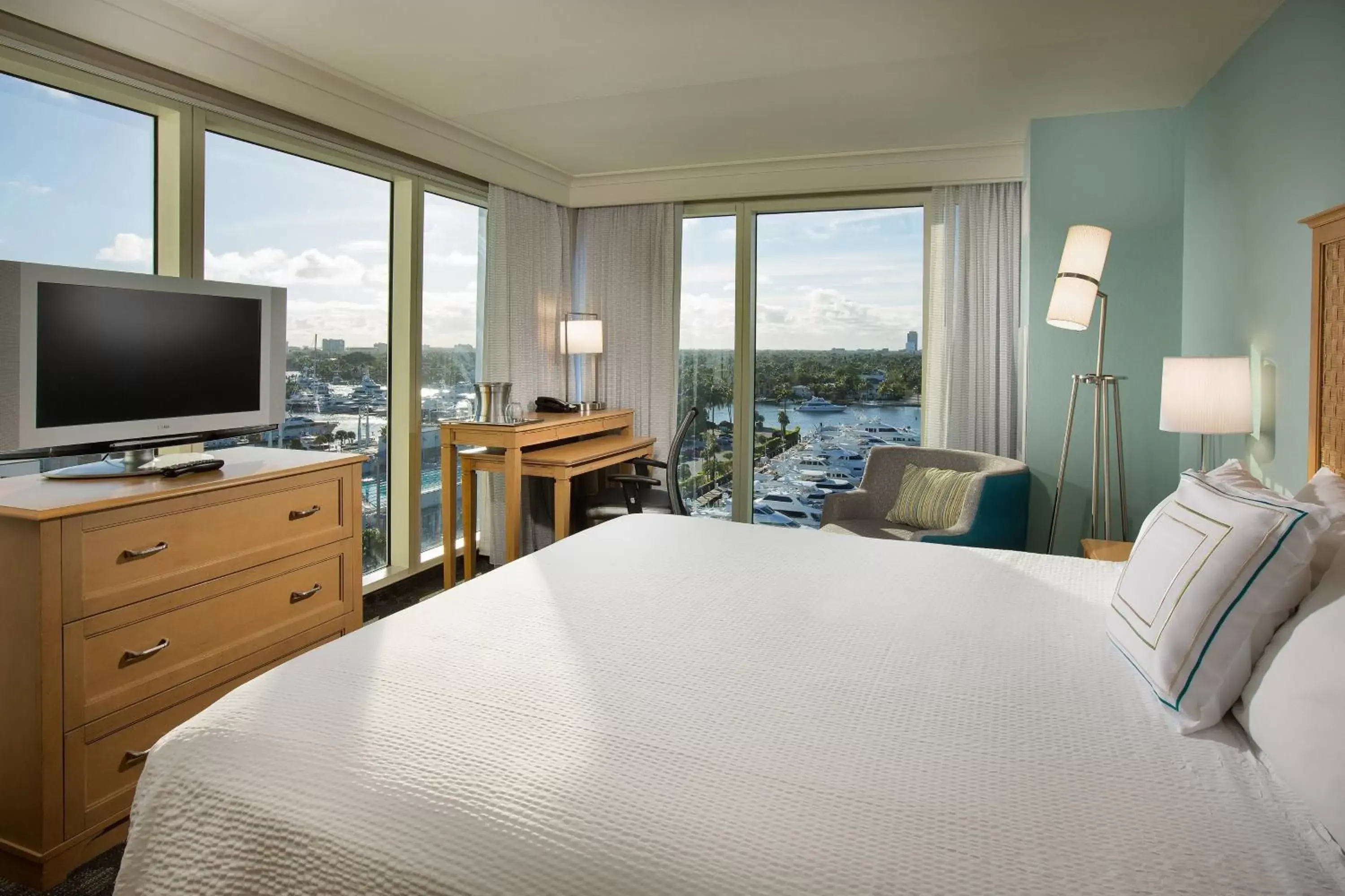 Photo of the whole room, Bed in Courtyard by Marriott Fort Lauderdale Beach