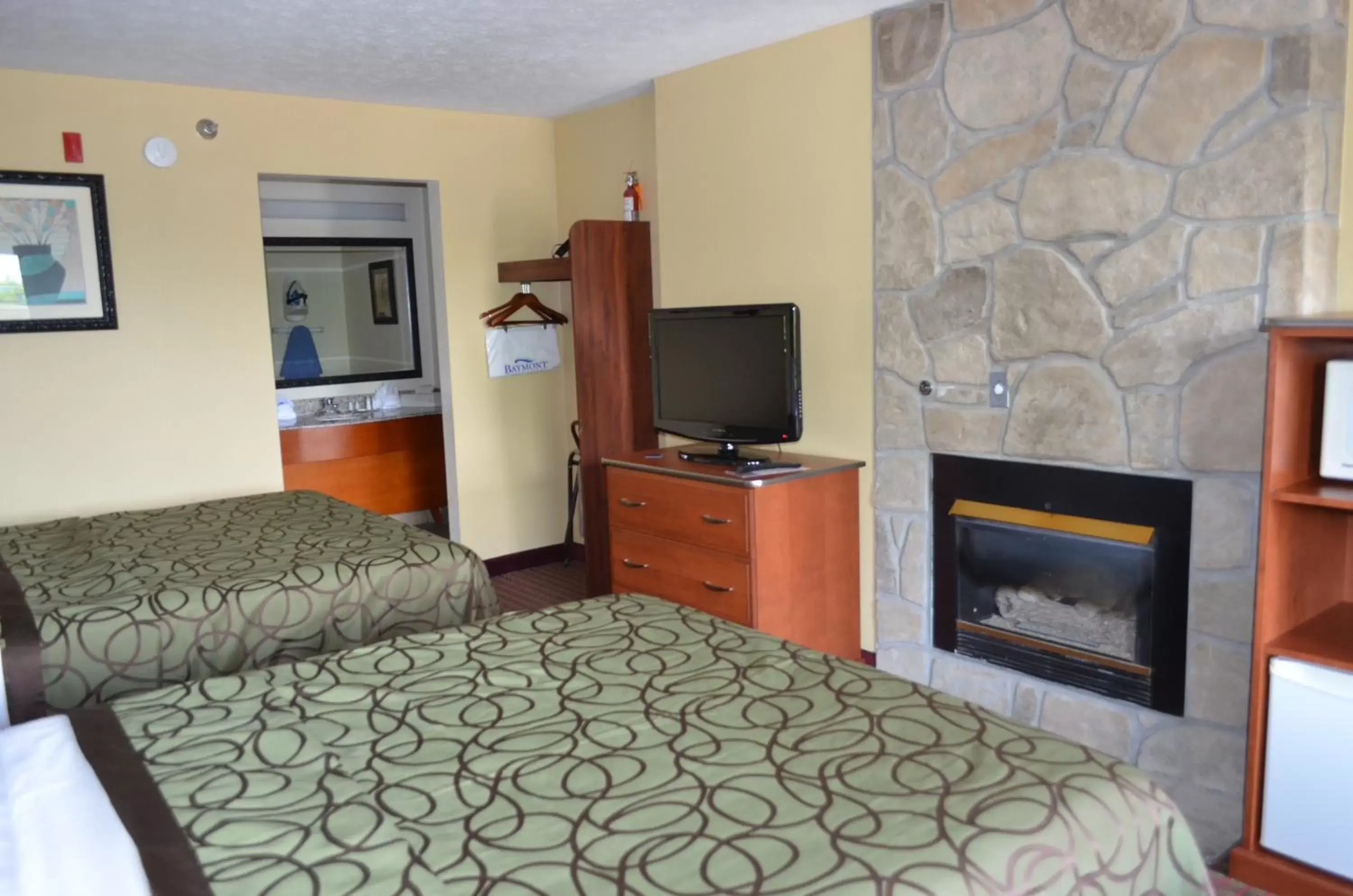 Photo of the whole room, TV/Entertainment Center in Baymont by Wyndham Pigeon Forge near Island Drive