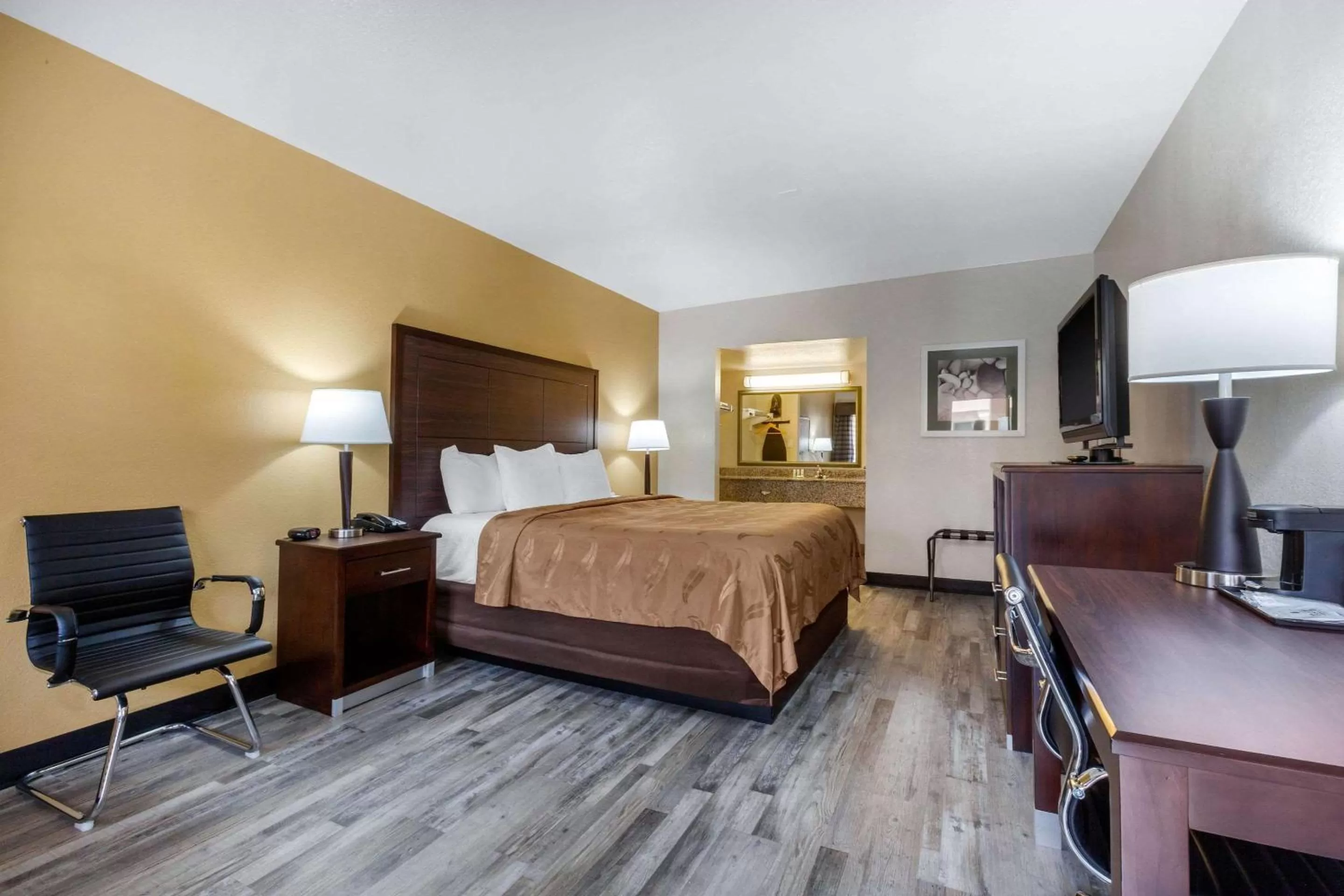 Photo of the whole room, Bed in Quality Inn & Suites near Downtown Mesa
