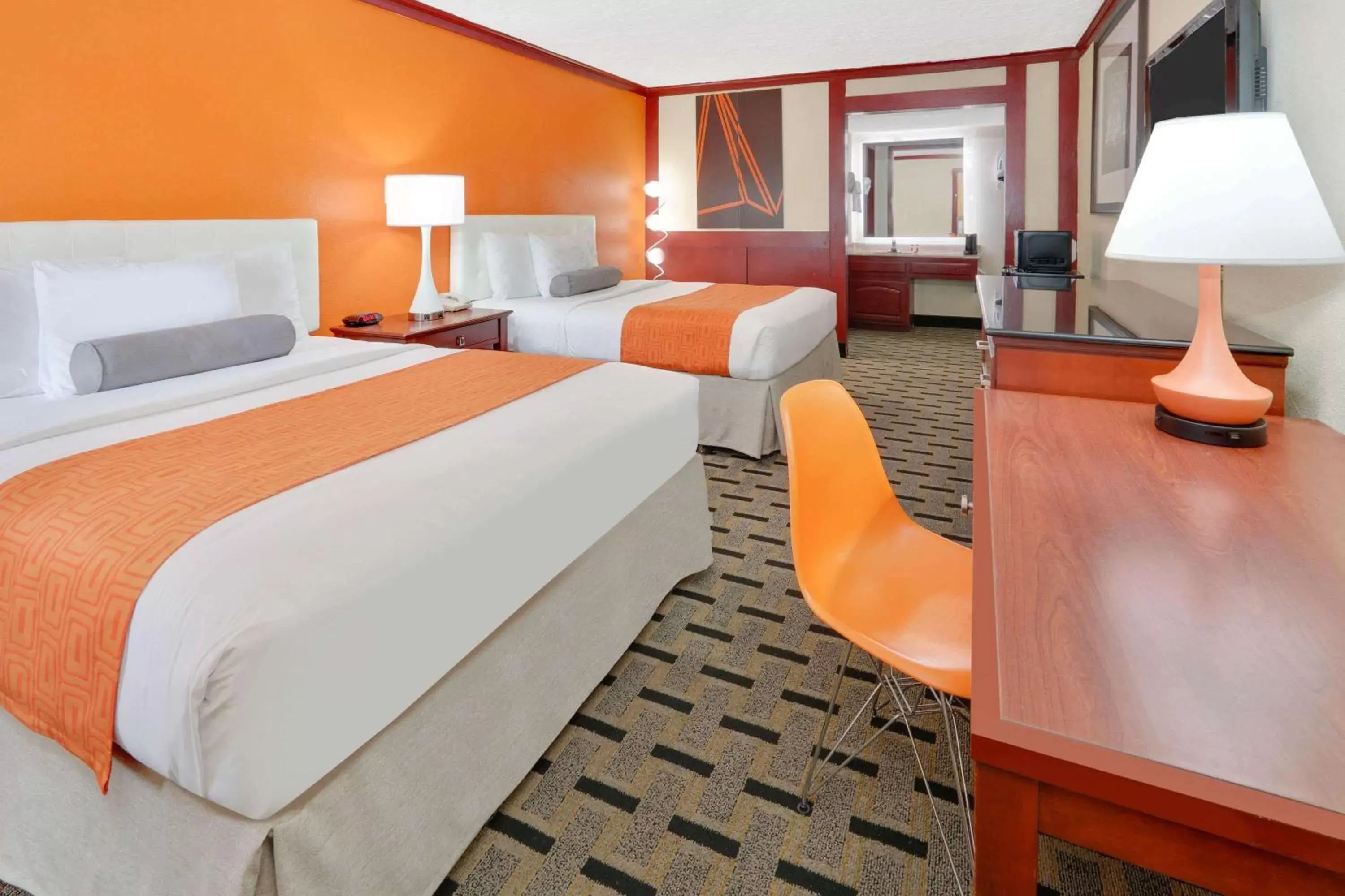 Photo of the whole room, Bed in Howard Johnson by Wyndham San Marcos