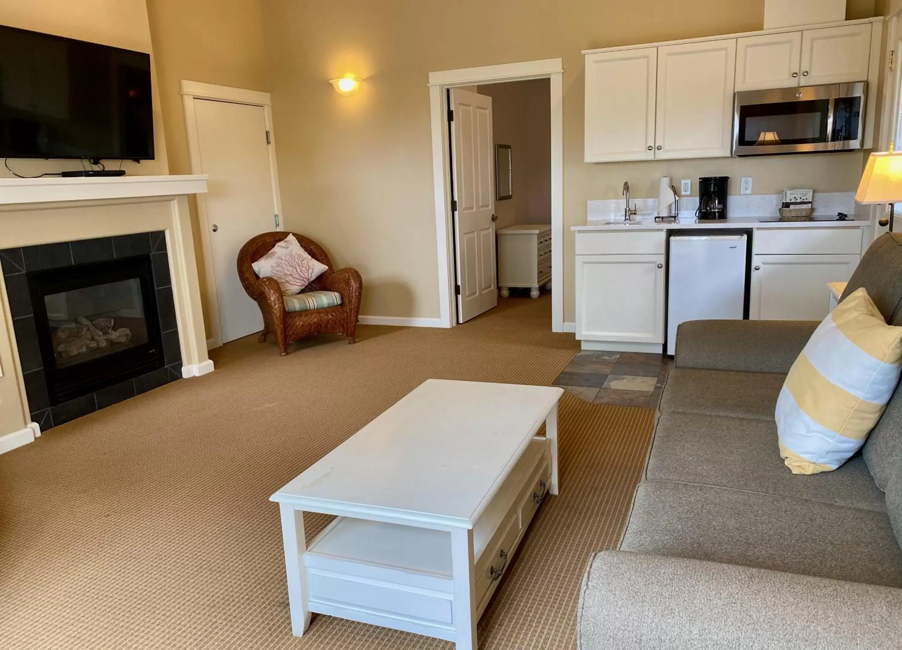 Kitchen or kitchenette, Seating Area in Lighthouse Inn