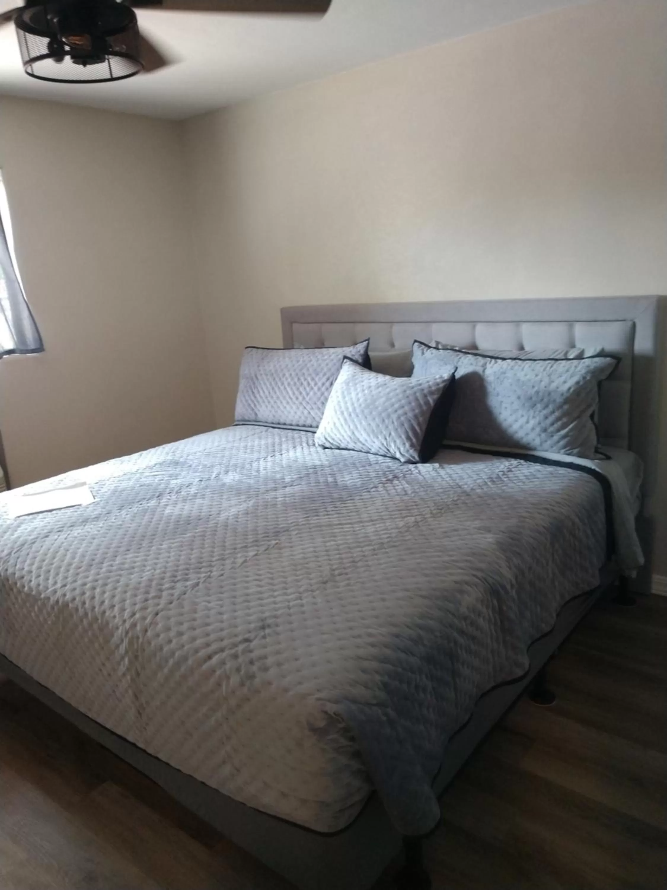 Bed in Red Rock Motel and Dam Motel