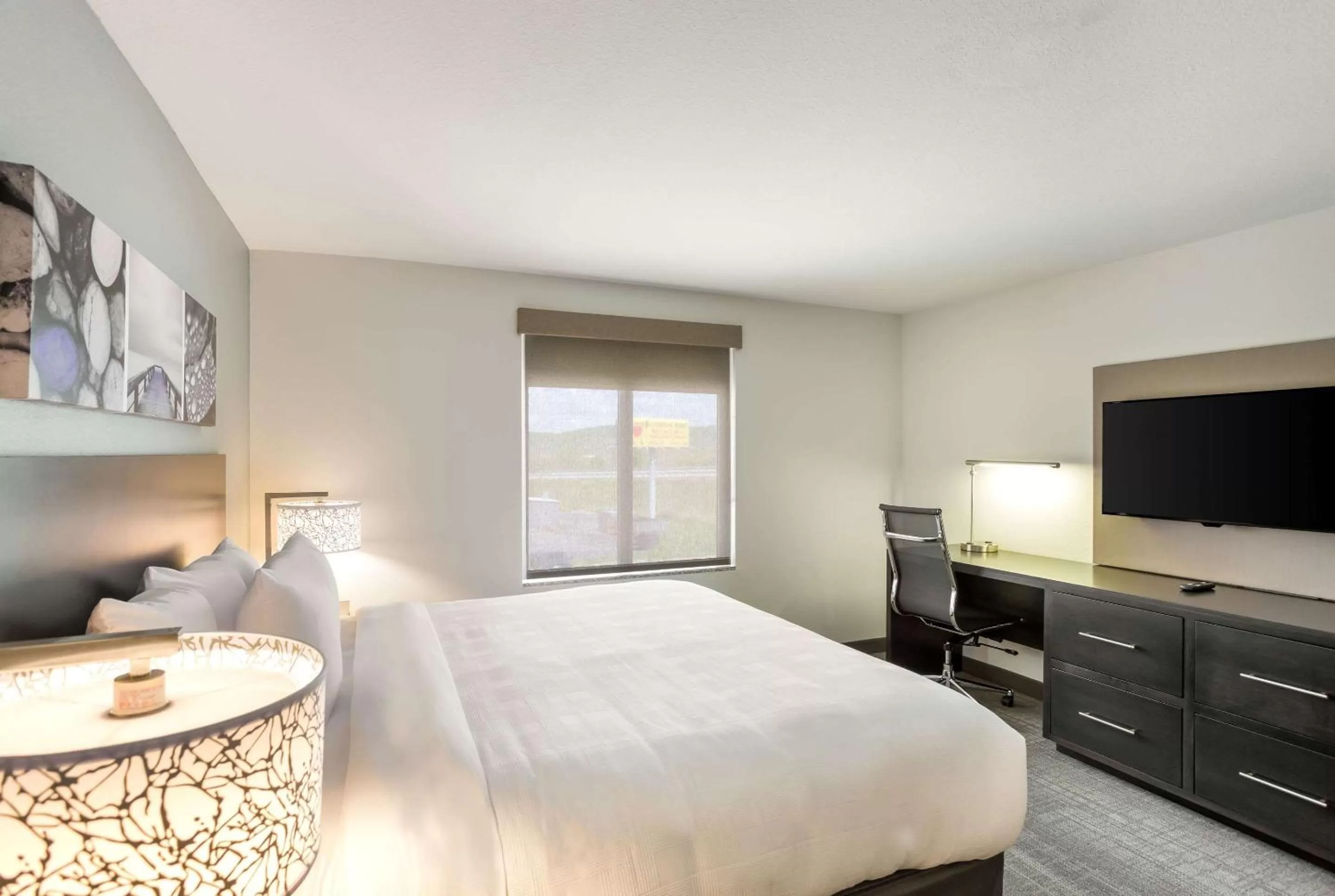 Photo of the whole room, Bed in MainStay Suites Logan Ohio-Hocking Hills