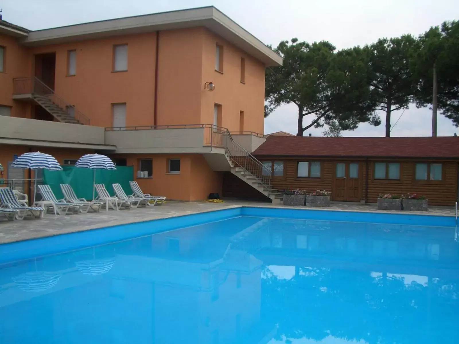 Bathroom, Swimming Pool in Hotel Trasimeno Bittarelli