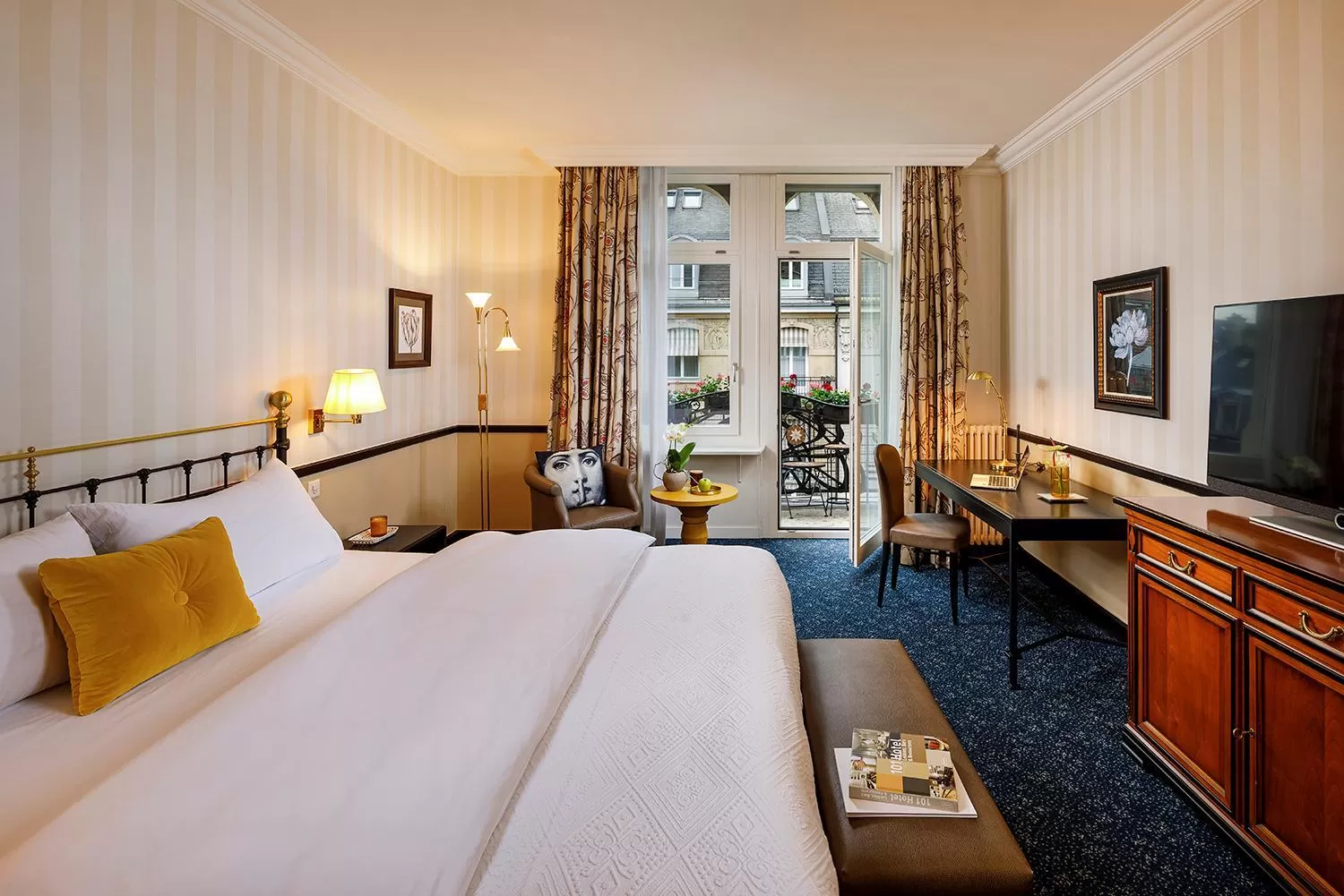 Bedroom, Bed in Opera Hotel Zürich