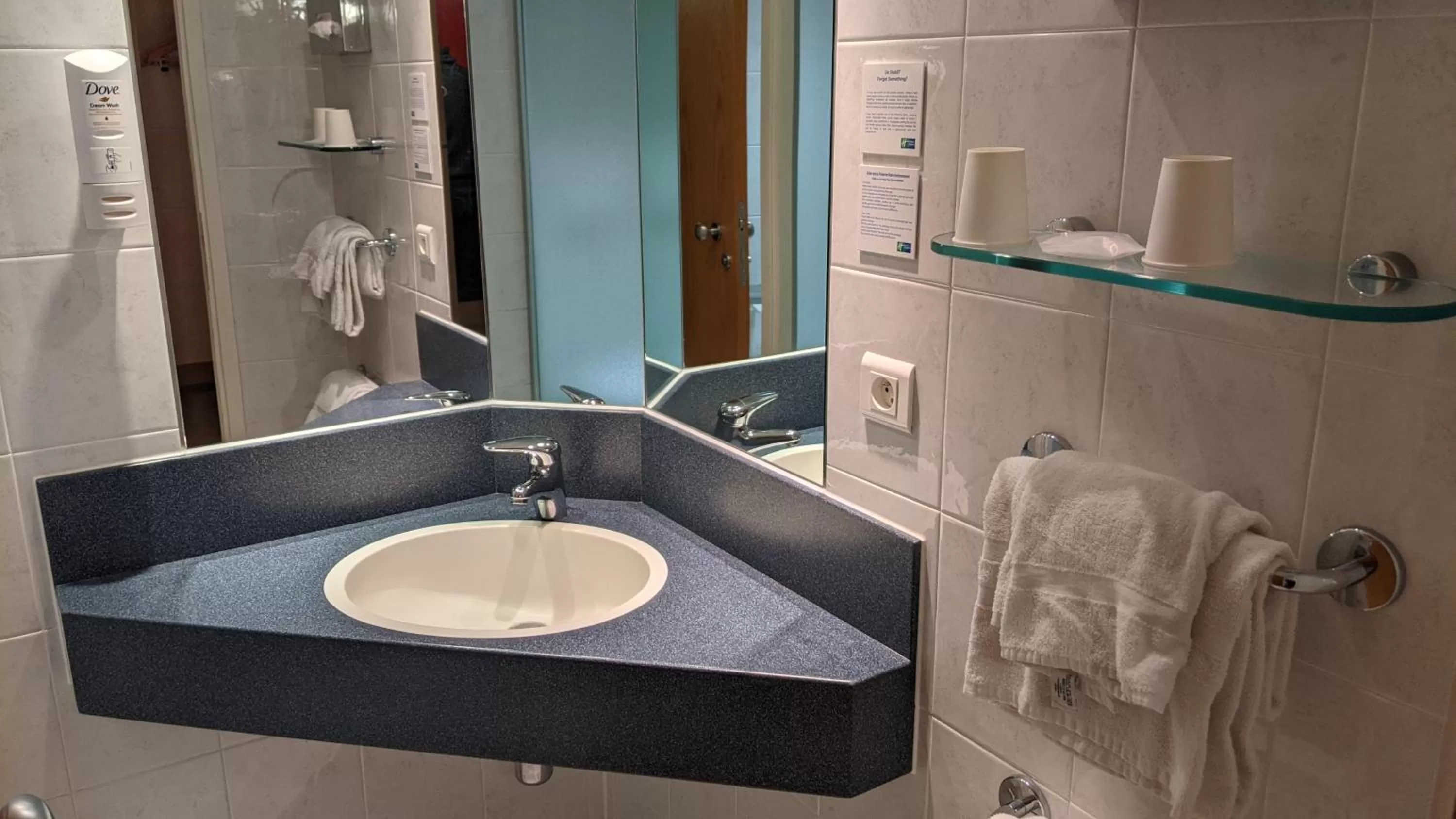 Shower in HDB Hôtel De Bernin - ex Domaine des Fontaines