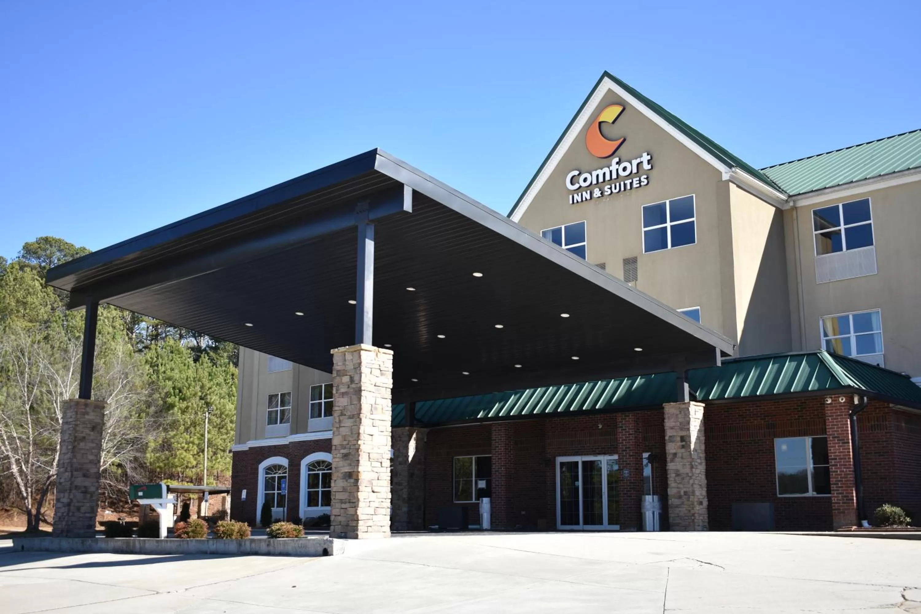 Property building in Comfort Inn & Suites Cartersville - Emerson Lake Point