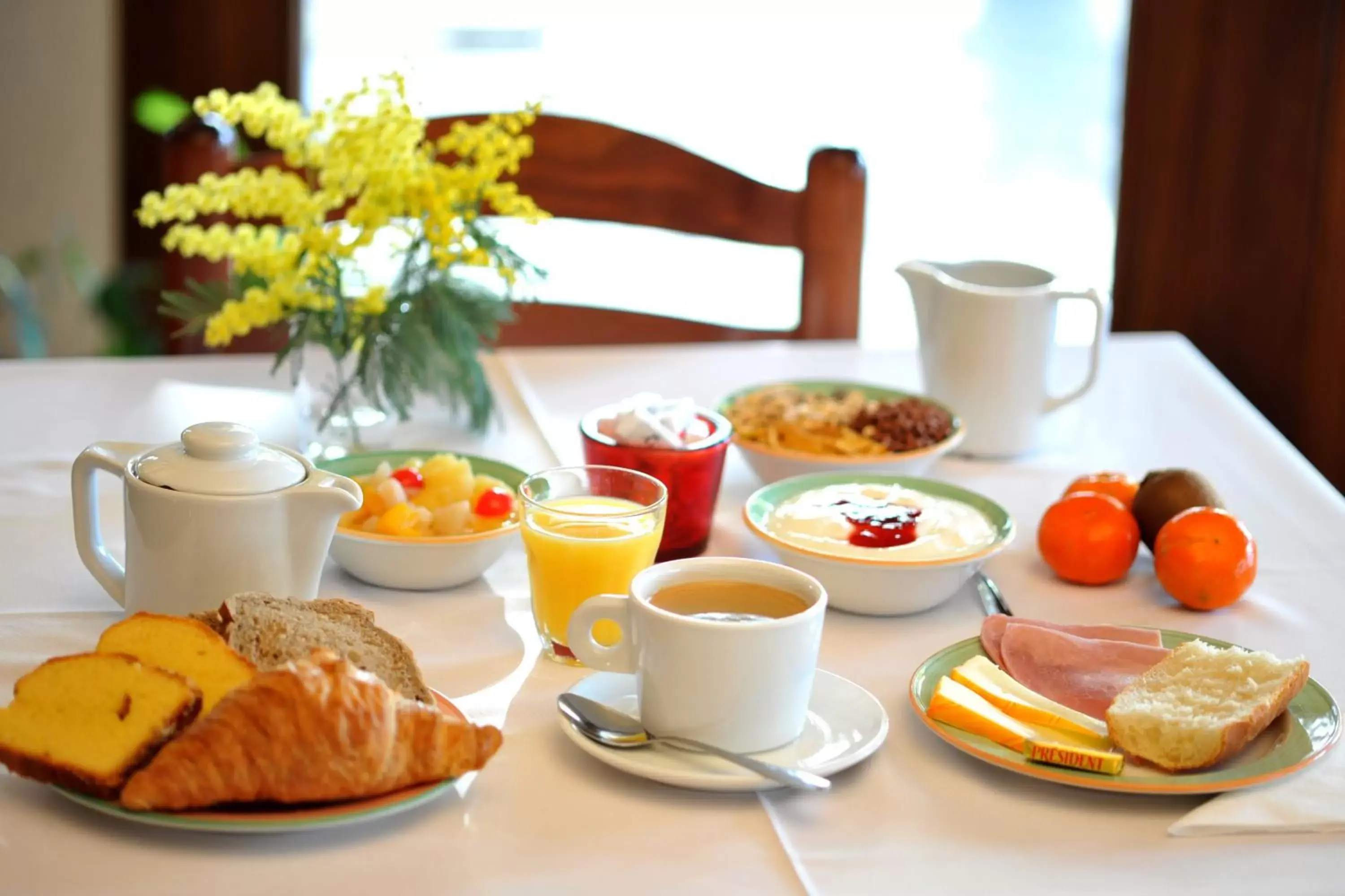 Breakfast in Brit Hotel Confort Pau Lons