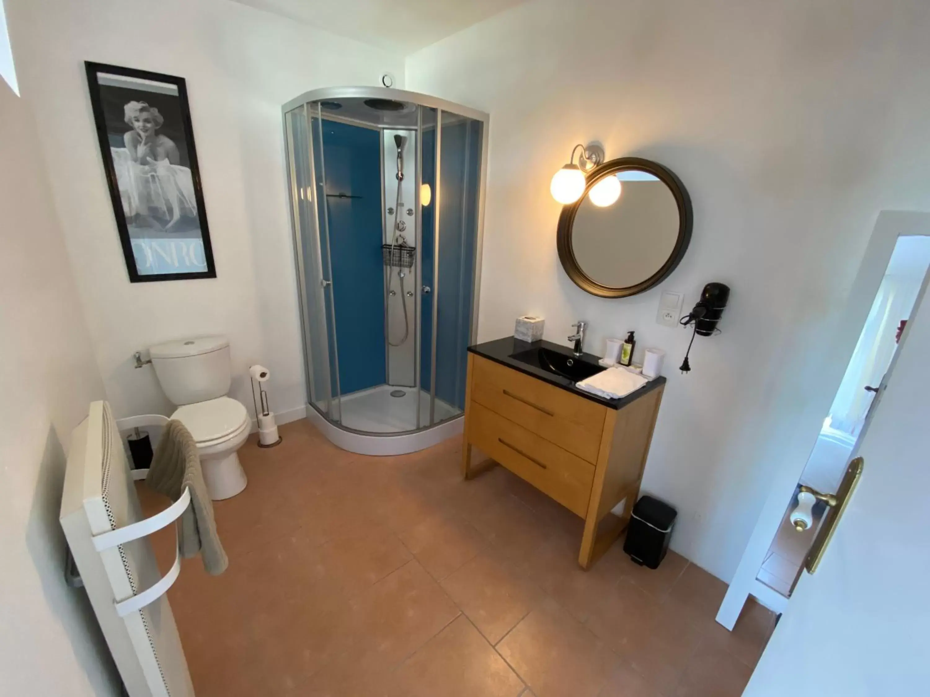 Shower, Bathroom in Les Rives du Cher - Chambres d'hôtes