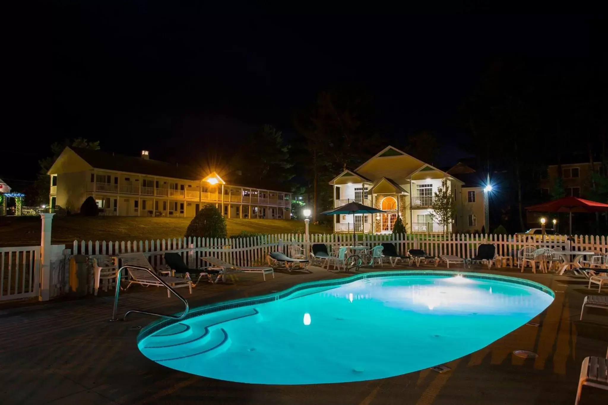 Property building, Swimming Pool in Golden Gables Inn