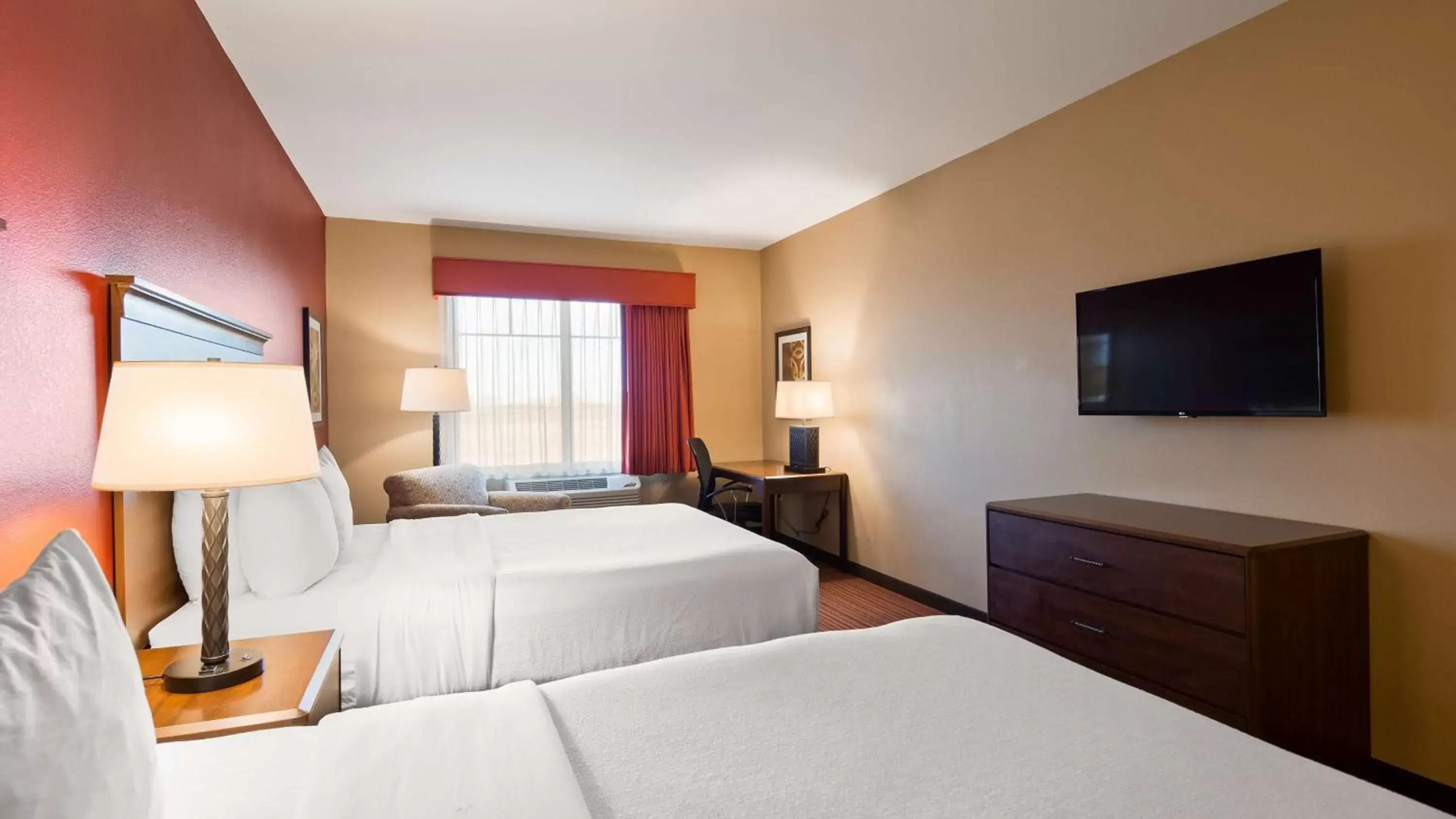 Photo of the whole room, Bed in Best Western Plus Hudson Hotel & Suites