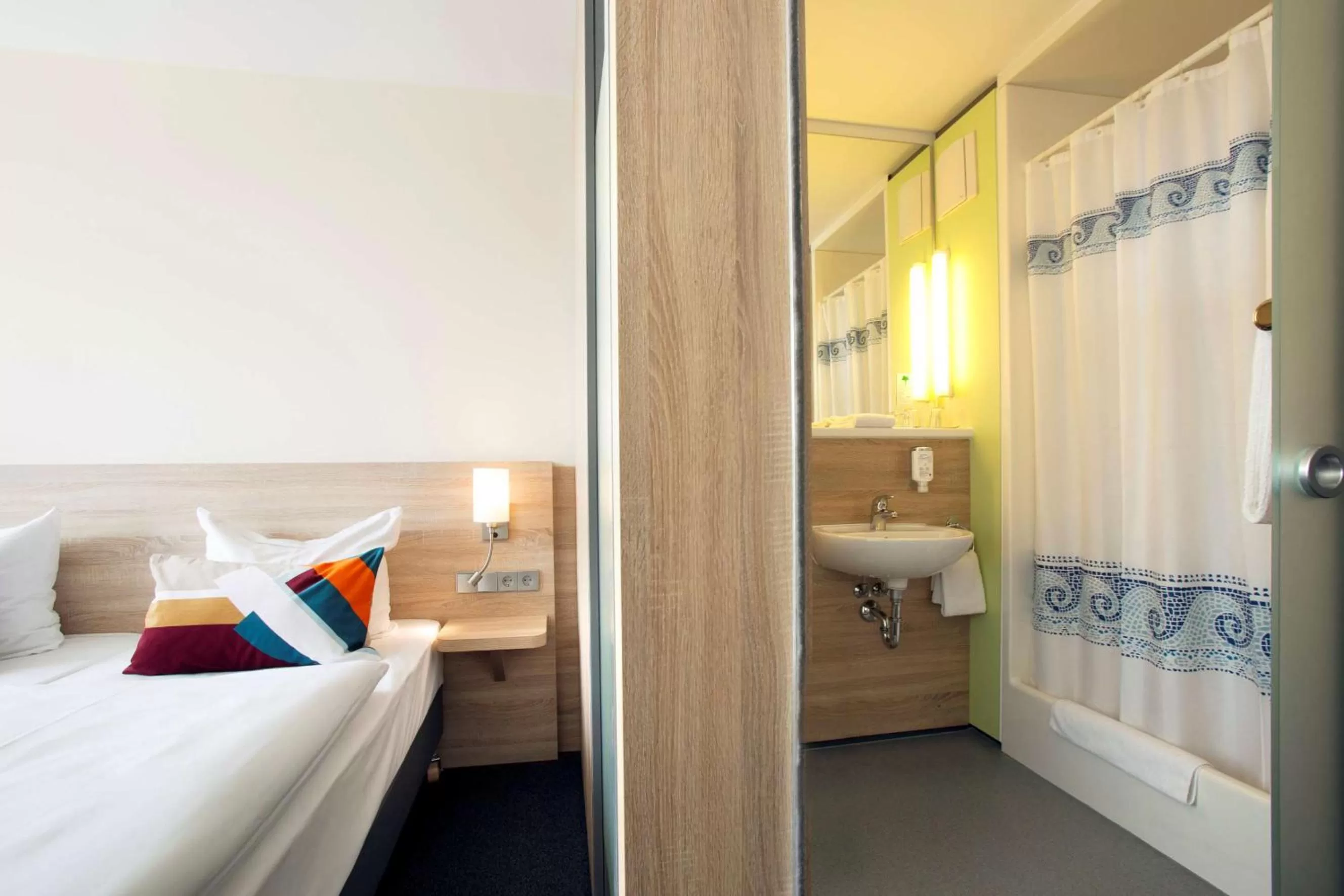 Bathroom, Bed in Atlantic Hotel am Floetenkiel