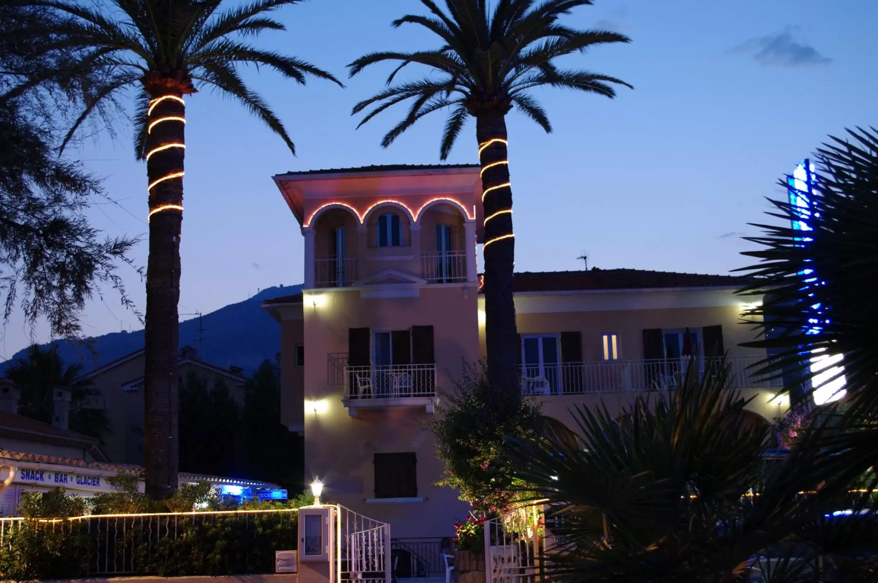 Facade/entrance, Property Building in Hotel et Appartements Reine D'Azur