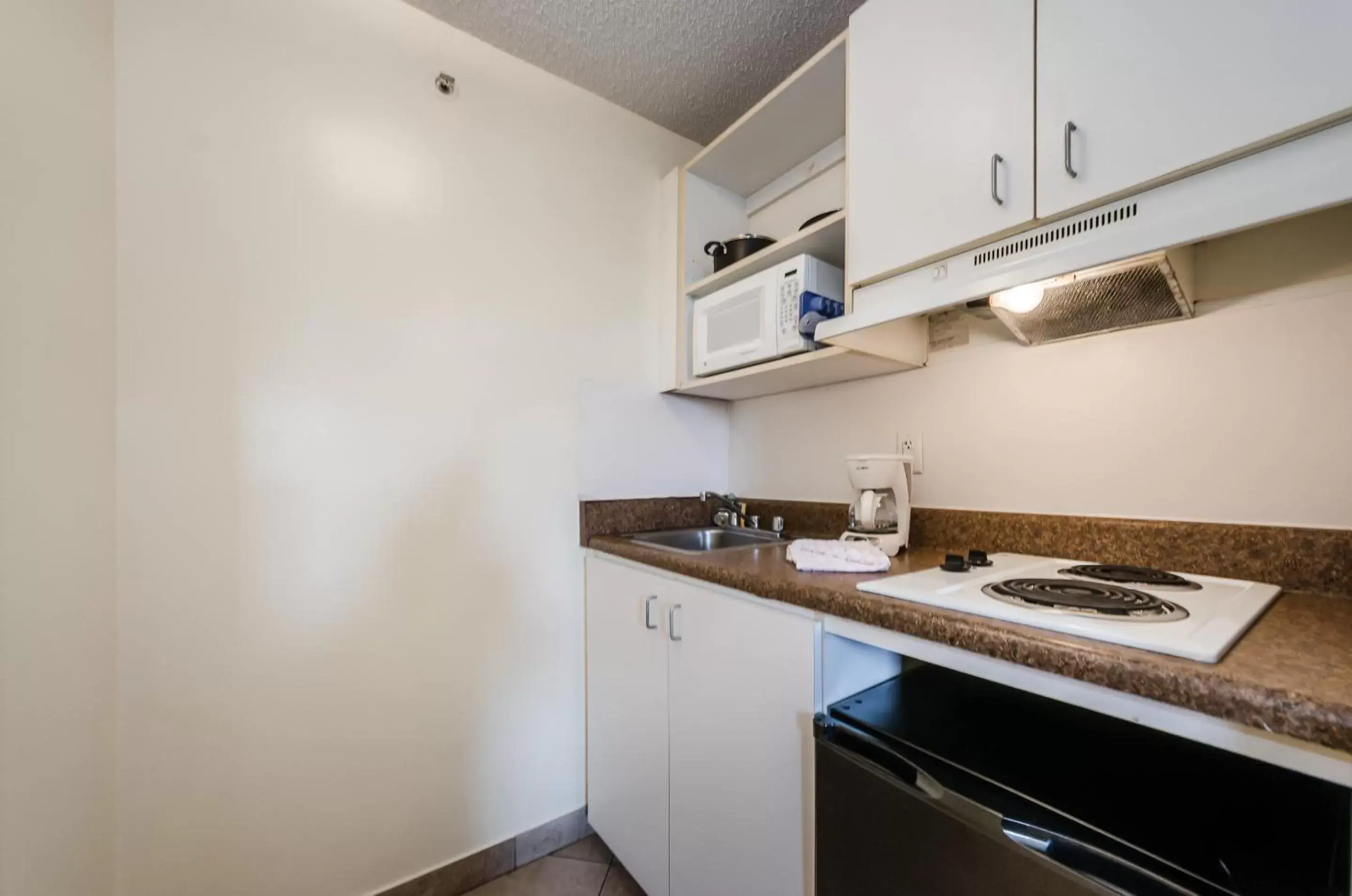 Kitchen or kitchenette, Kitchen/Kitchenette in Tampa Bay Extended Stay Hotel