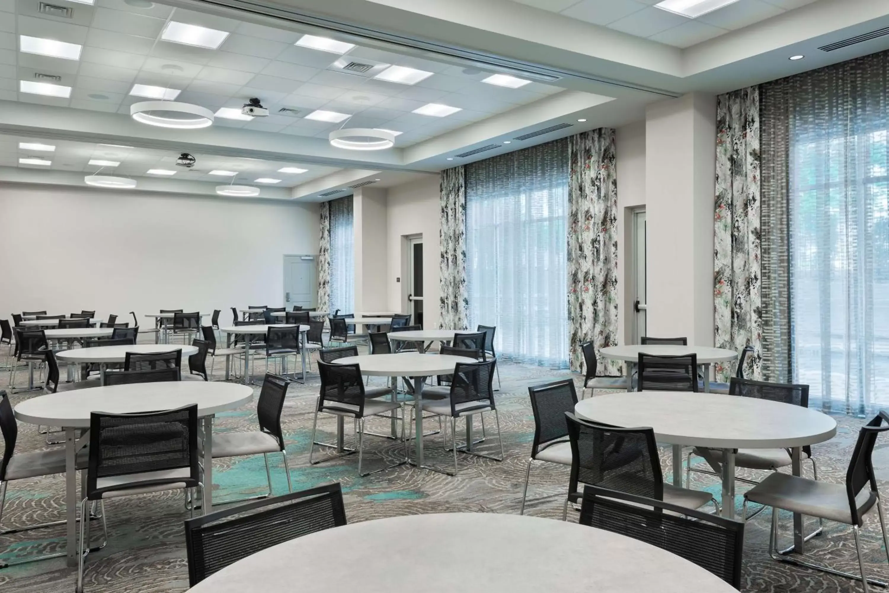 Meeting/conference room, Restaurant/Places to Eat in Hampton Inn & Suites Atlanta Buckhead Place