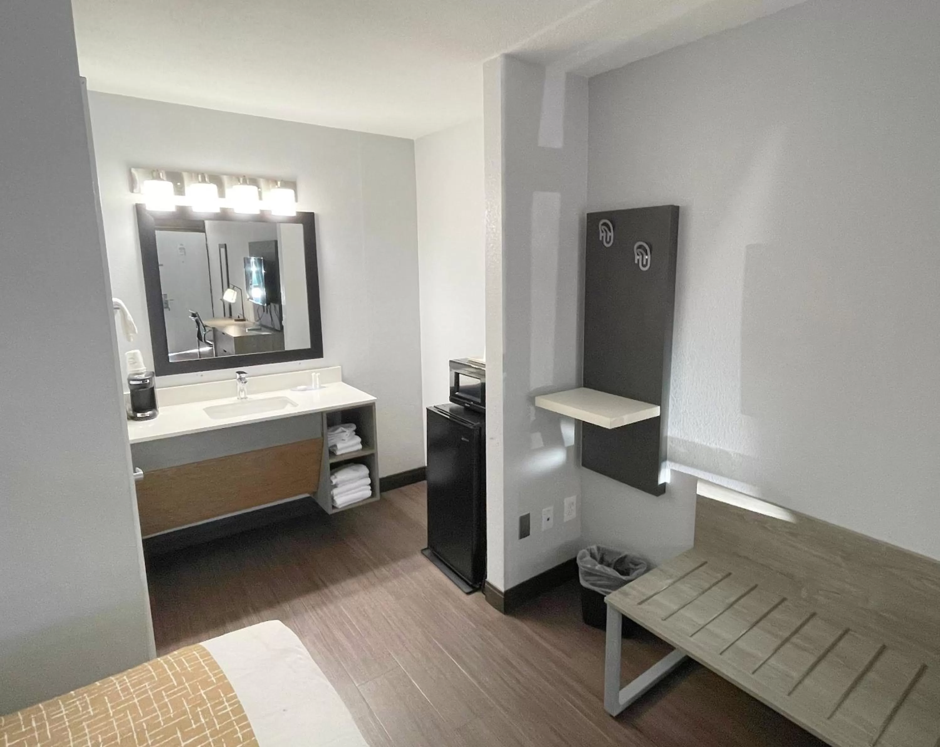 Bathroom, Bed in Travelodge by Wyndham Pigeon Forge Dollywood Lane