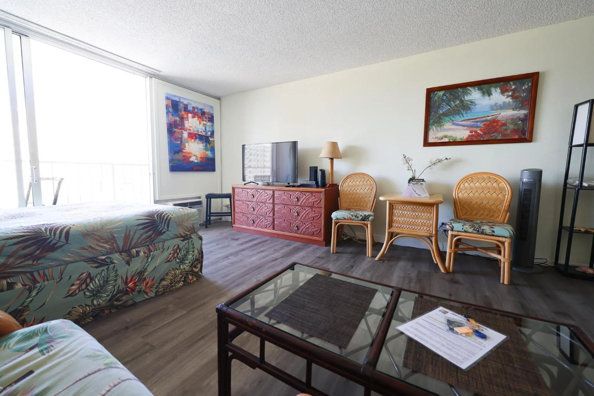 Tropical Studios at Marine Surf Waikiki - FREE PARKING - BEST LOCATION - FULL KITCHEN - SWIMMING POOL